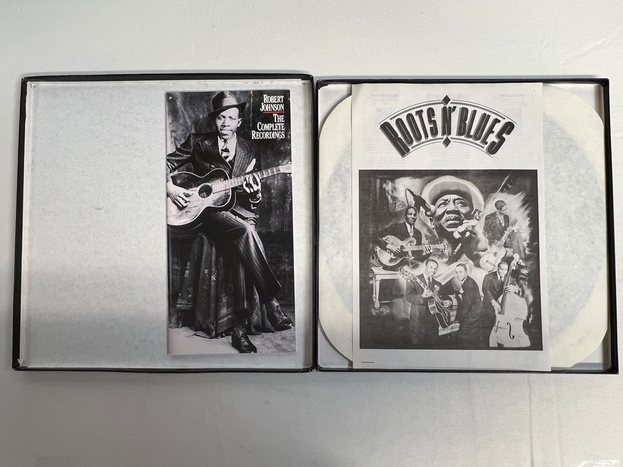 Omslagsbild för skivan ROBERT JOHNSON the complete recordings 3xLP -90 US COLUMBIA C3 46222