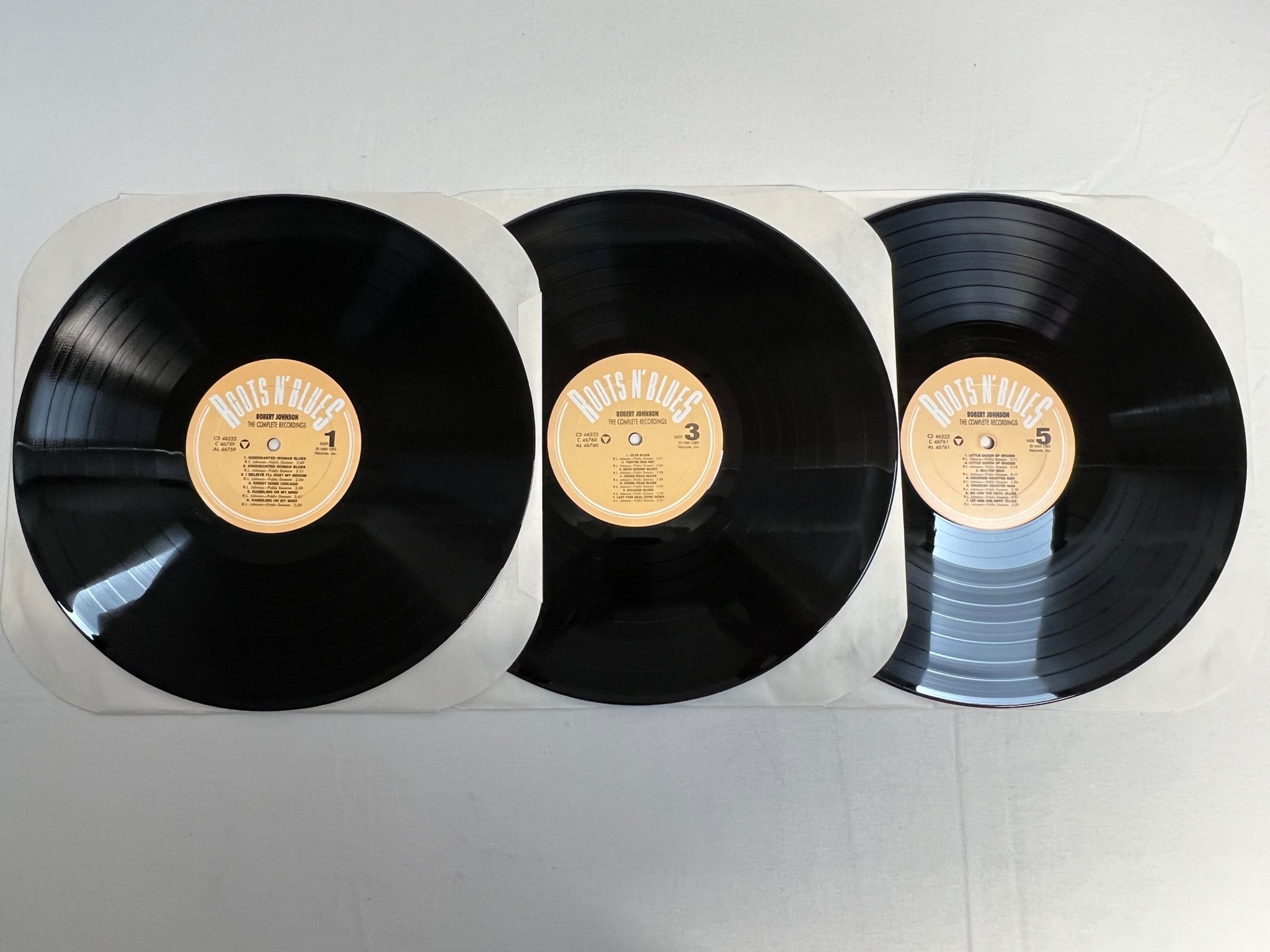 Omslagsbild för skivan ROBERT JOHNSON the complete recordings 3xLP -90 US COLUMBIA C3 46222