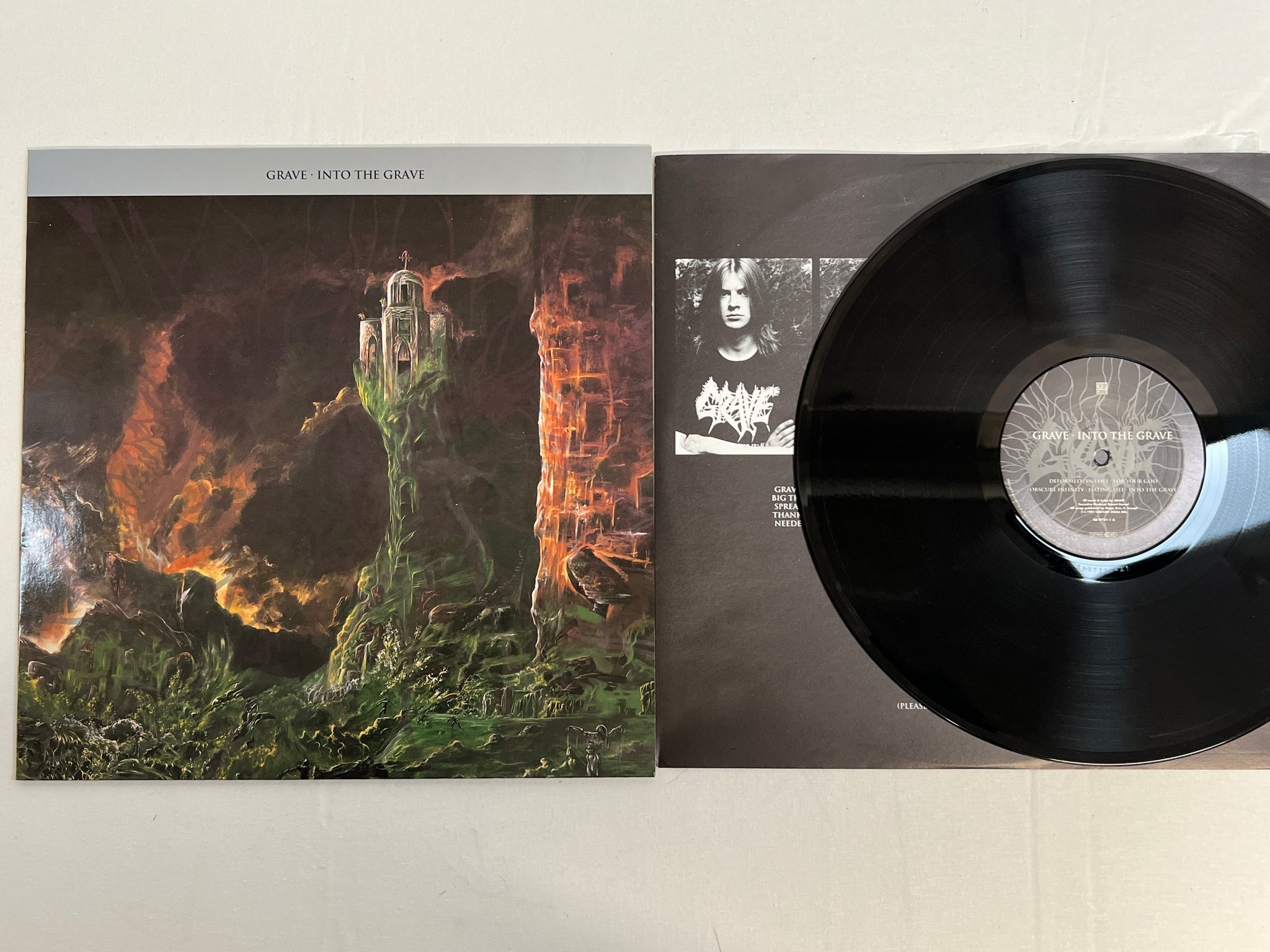 Omslagsbild för skivan GRAVE Into The Grave LP -91 Ger century media 08 9721-1 DEATH METAL