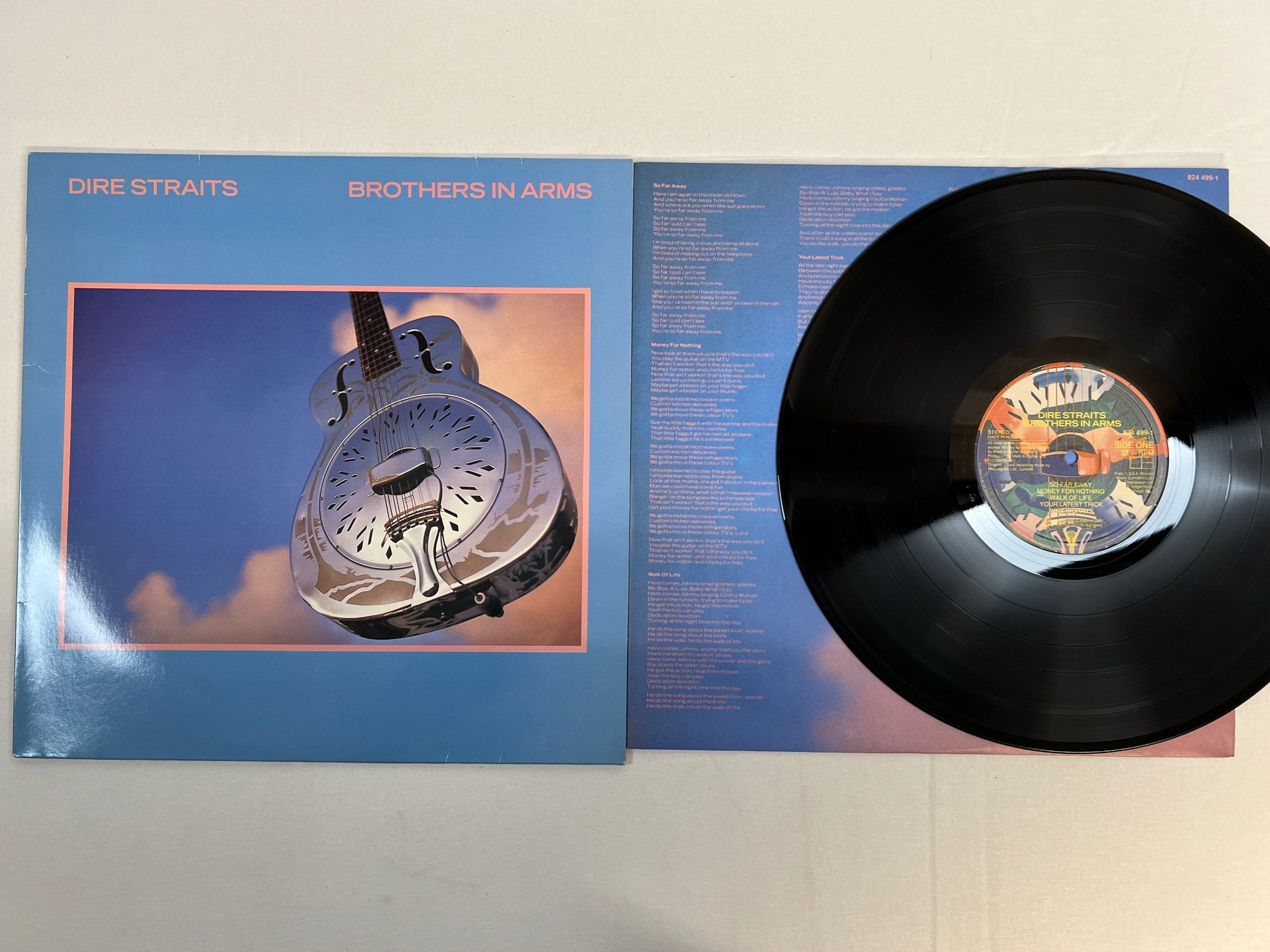 Omslagsbild för skivan DIRE STRAITS brothers in arms LP -85 Hol VERTIGO 824 499-1