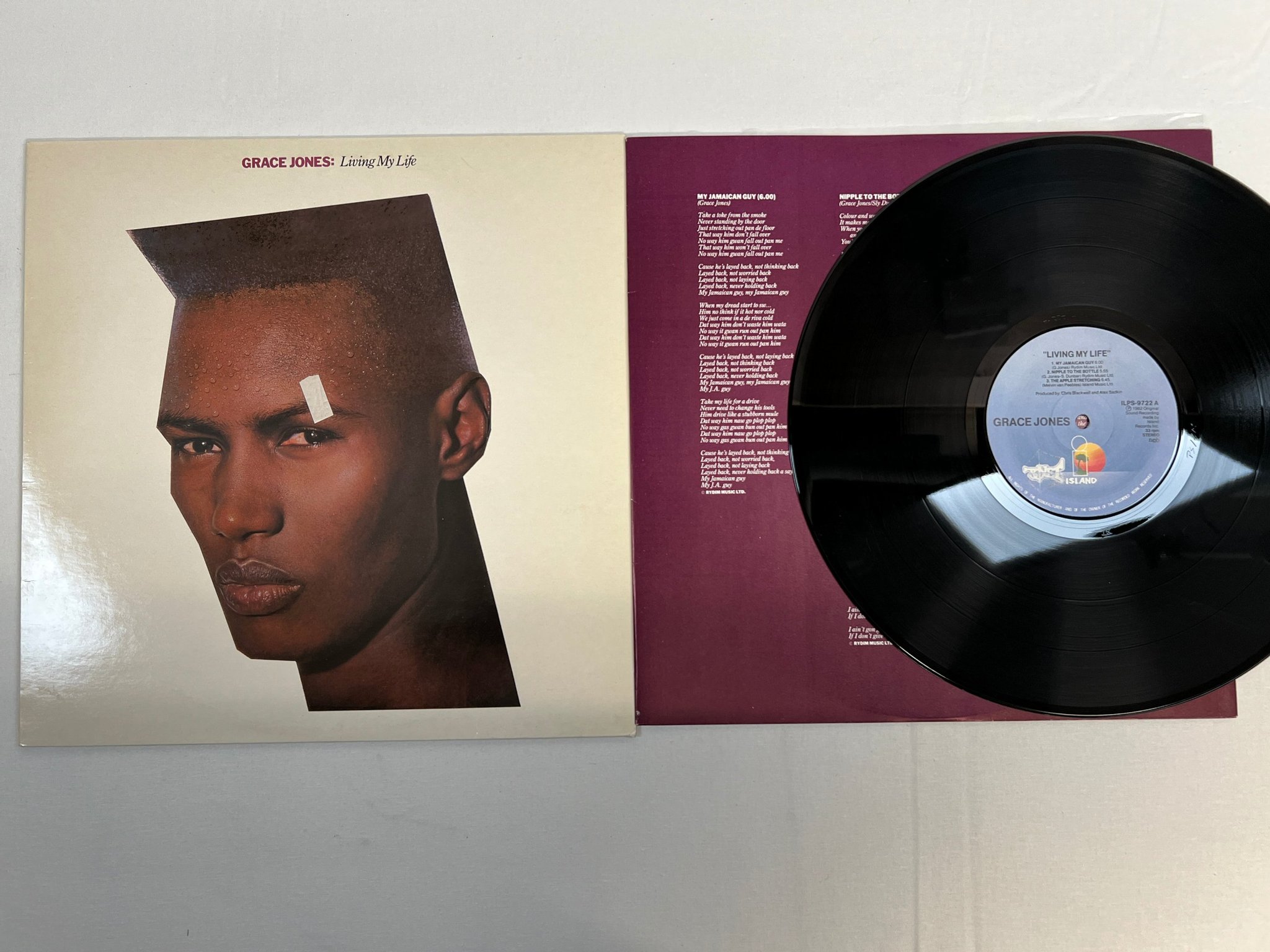 Omslagsbild för skivan GRACE JONES living my life LP -82 ncb ISLAND ILPS 9722