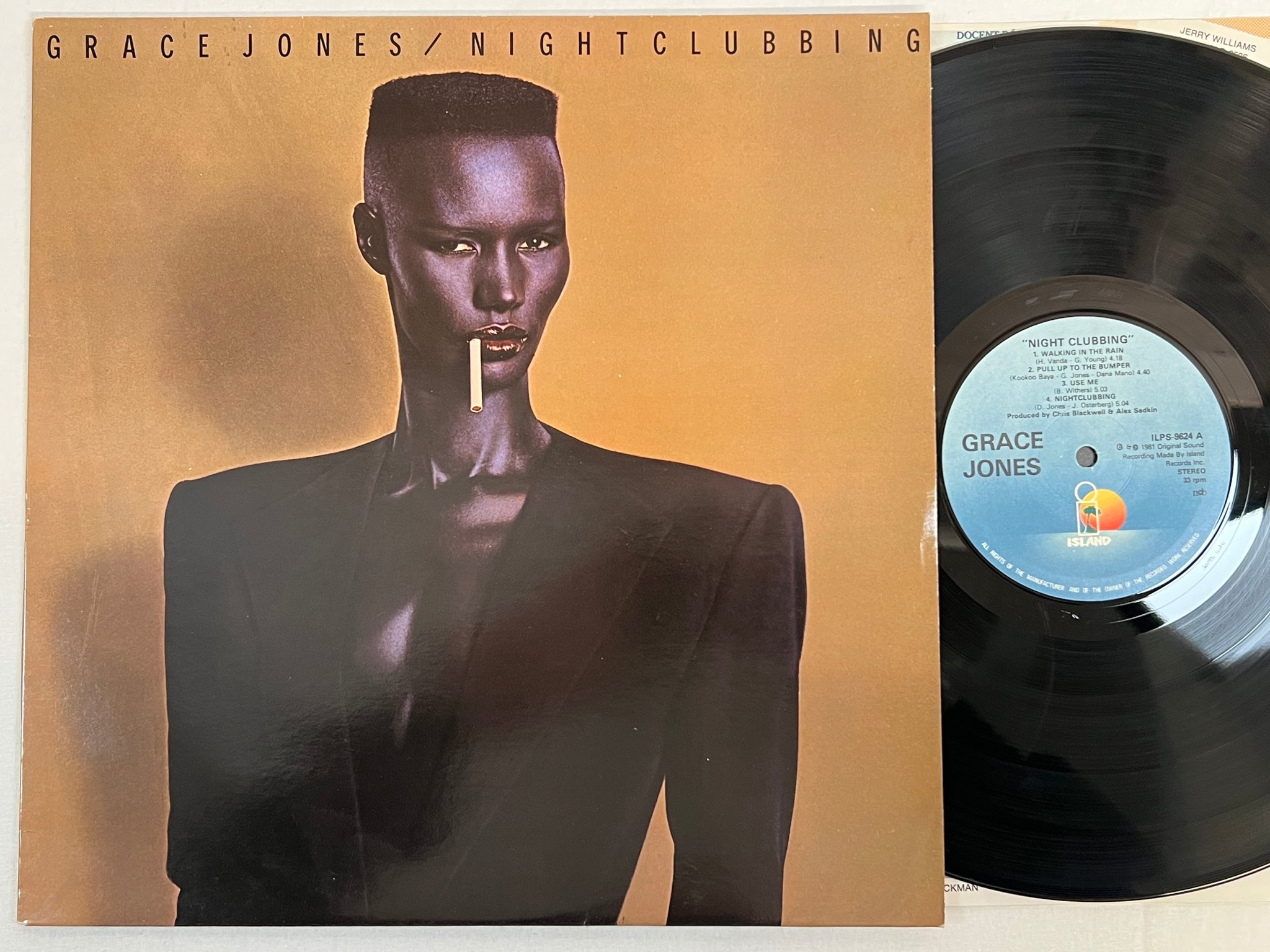 Omslagsbild för skivan GRACE JONES night clubbing LP -81 ncb ISLAND ILPS 9624