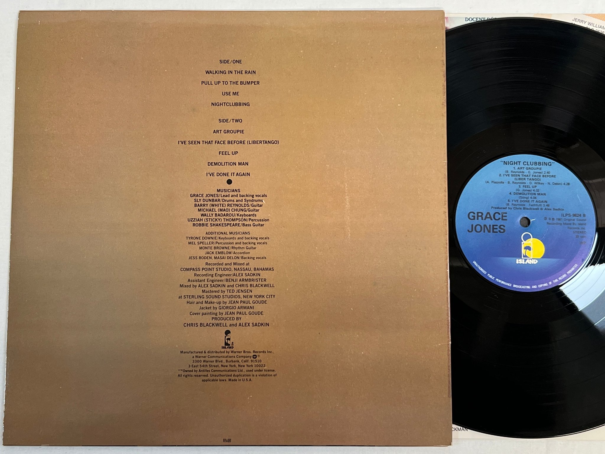 Omslagsbild för skivan GRACE JONES night clubbing LP -81 ncb ISLAND ILPS 9624