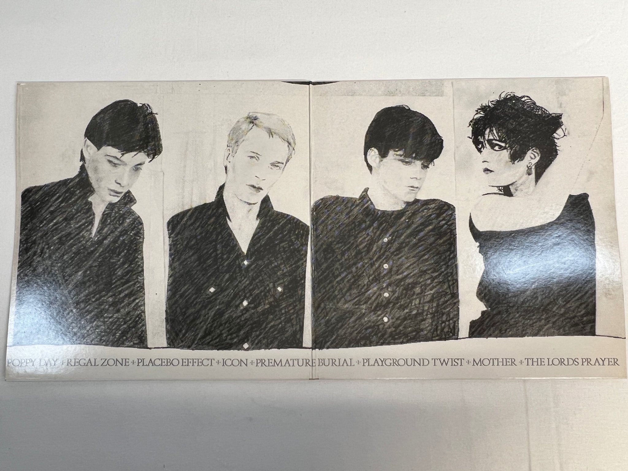 Omslagsbild för skivan SIOUXSIE & THE BANSHEES join hands LP UK POLYDOR POLD 5024