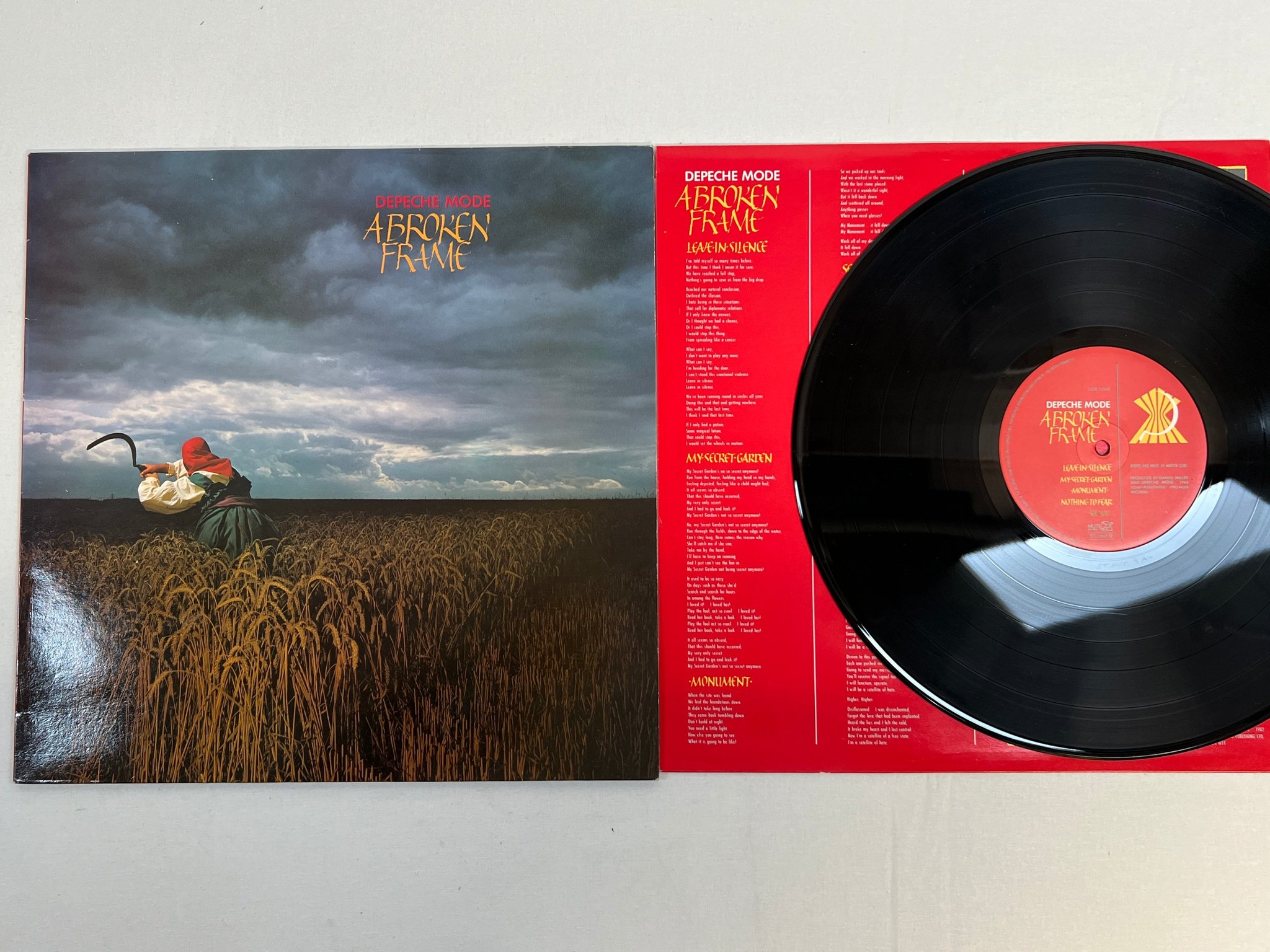 Omslagsbild för skivan DEPECHE MODE a broken frame LP -82 UK MUTE STUMM 9