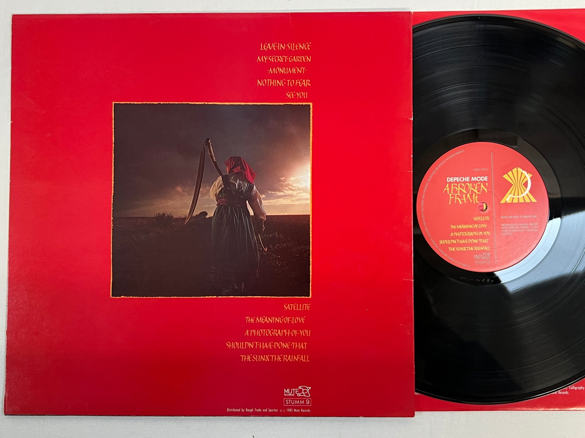 Omslagsbild för skivan DEPECHE MODE a broken frame LP -82 UK MUTE STUMM 9