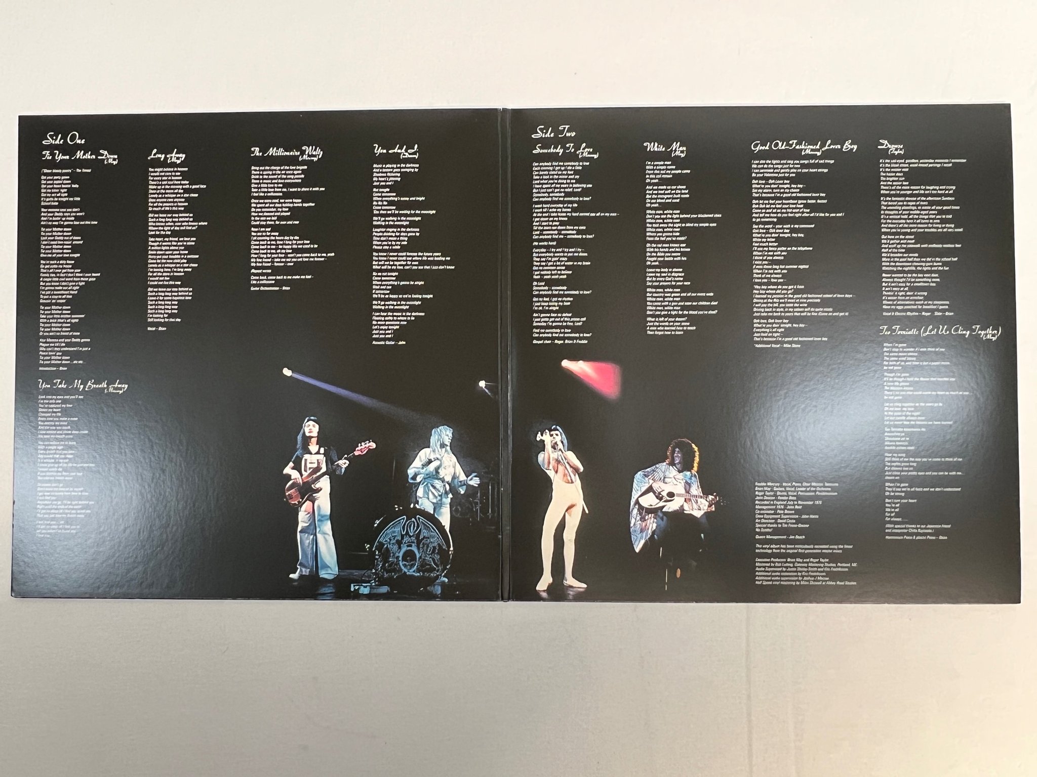 Omslagsbild för skivan QUEEN A Day At The Races LP re 2015 VIRGIN EMI 00602547202703