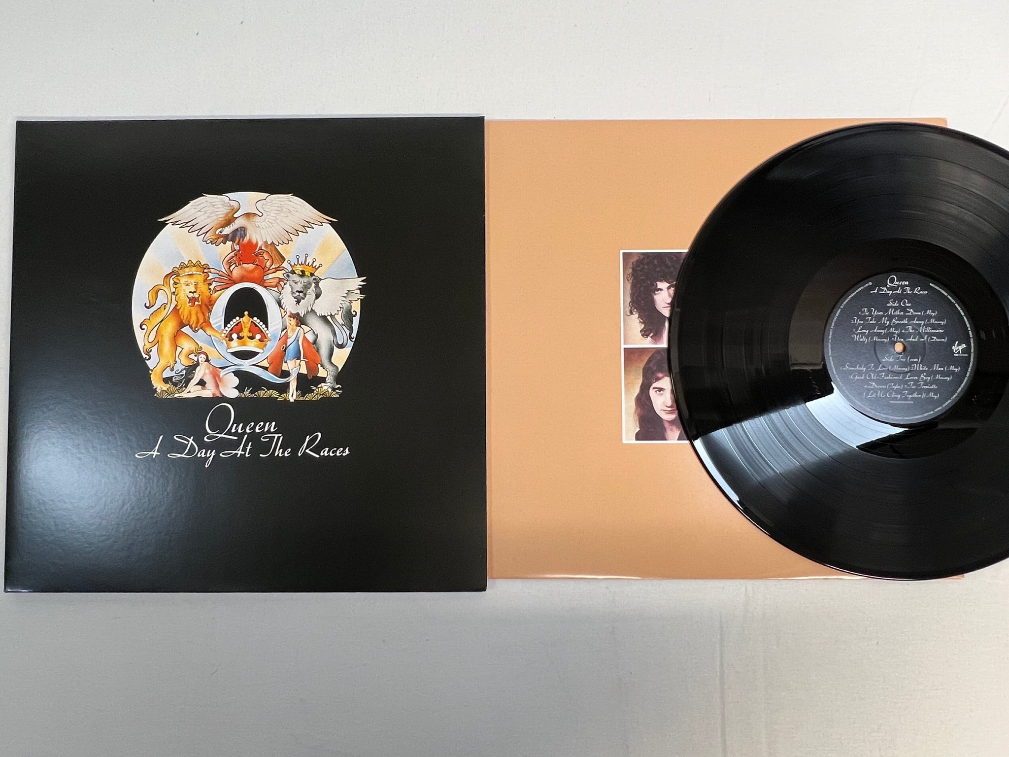 Omslagsbild för skivan QUEEN A Day At The Races LP re 2015 VIRGIN EMI 00602547202703