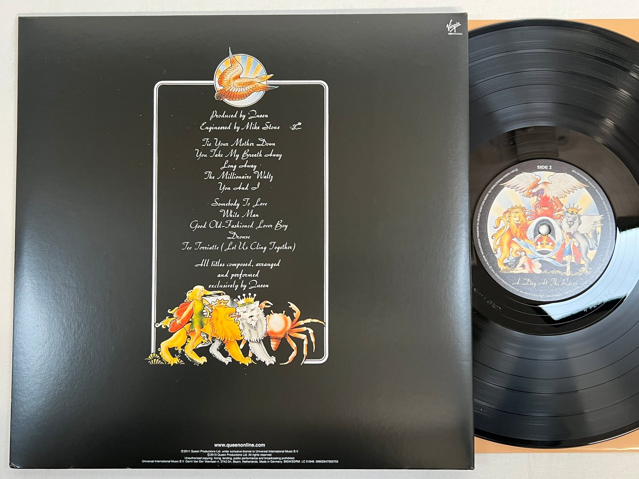 Omslagsbild för skivan QUEEN A Day At The Races LP re 2015 VIRGIN EMI 00602547202703