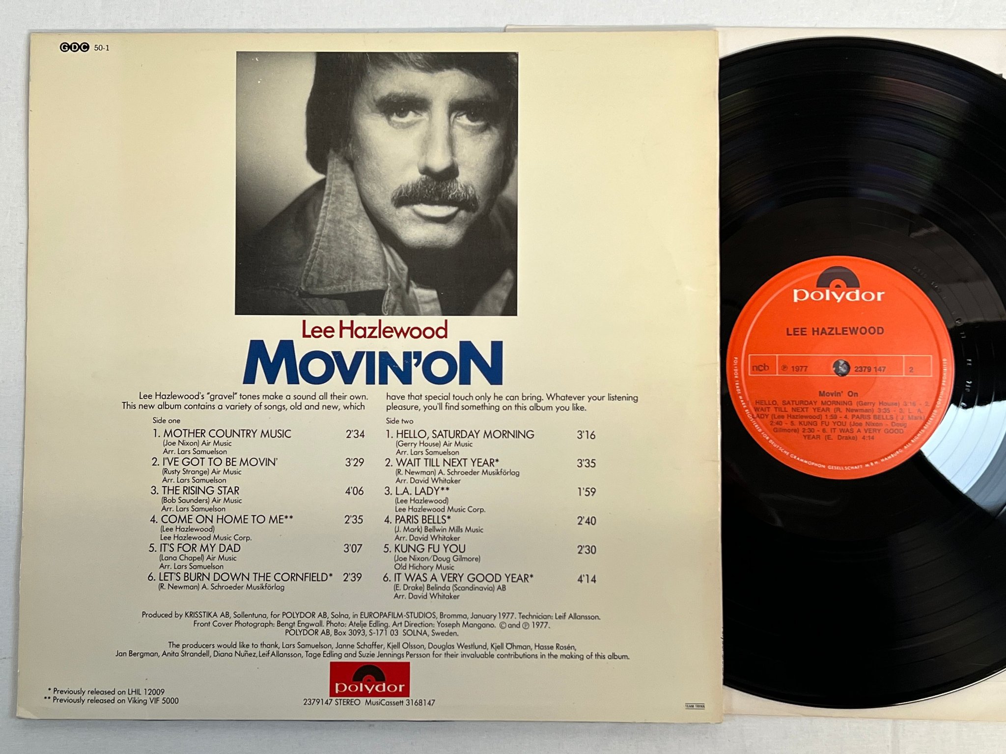 Omslagsbild för skivan LEE HAZLEWOOD movin on LP -77 ncb POLYDOR 2379147