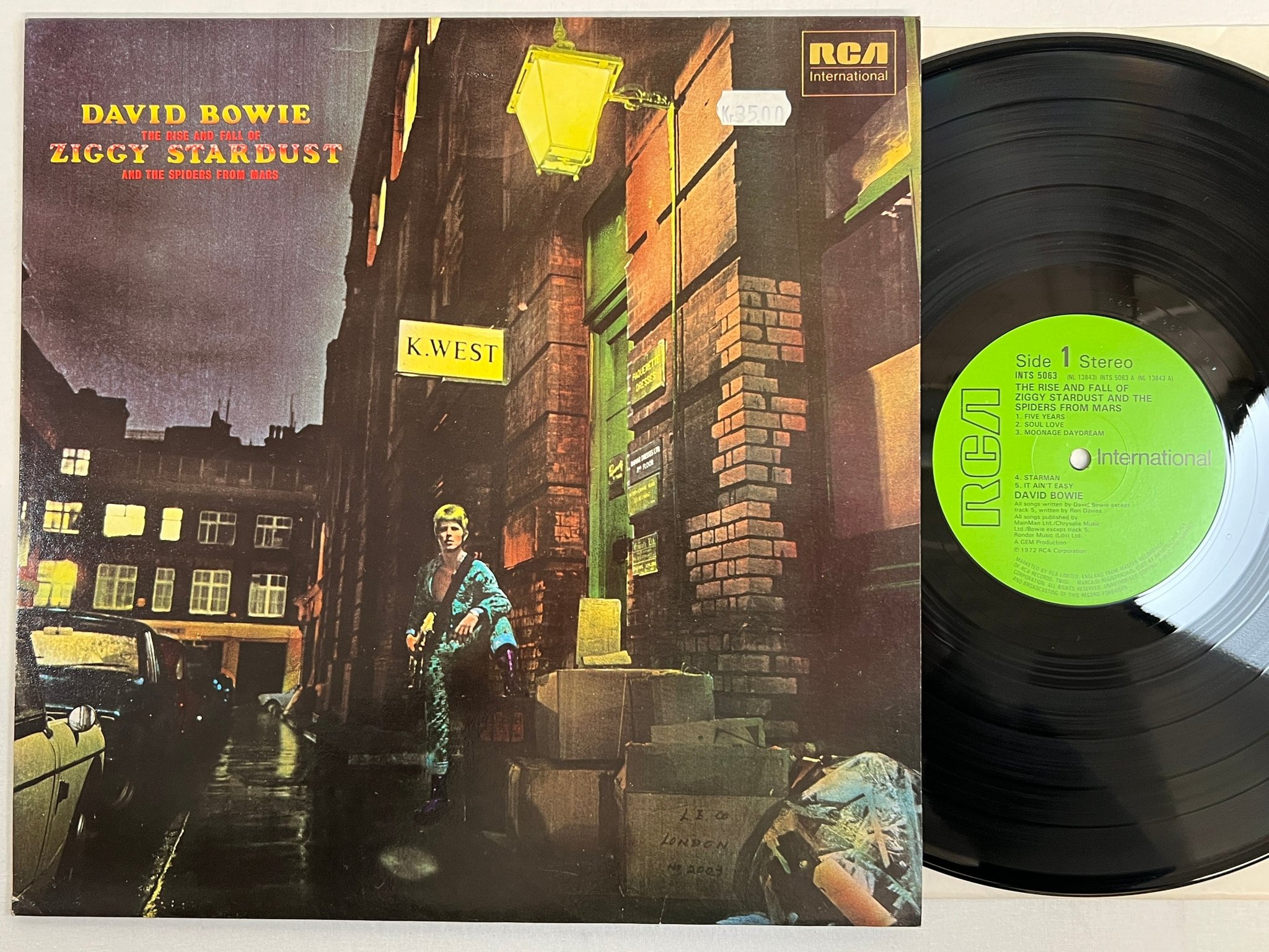 Omslagsbild för skivan DAVID BOWIE the rise and fall of Ziggy Stardust LP UK RCA  INTS 5063
