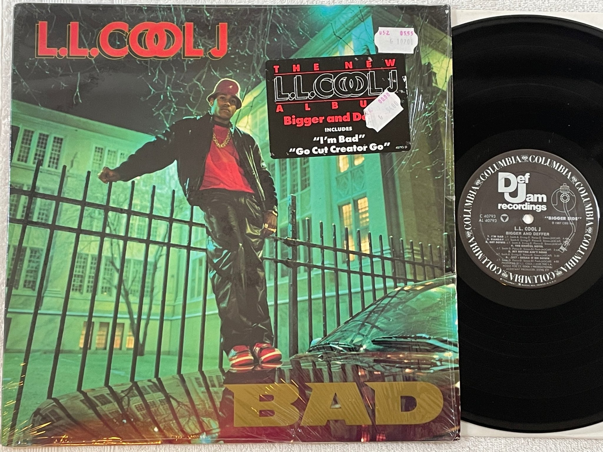 Omslagsbild för skivan LL COOL J bigger and deffer LP -87 US DEF JAM C 40793 "hype sticker"