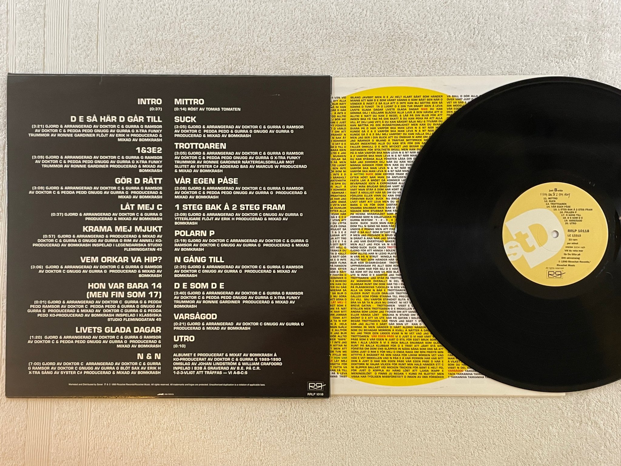 Omslagsbild för skivan JUST D 1 steg fram å 2 steg back LP -90 Swe RICHOCET RRLP 10118