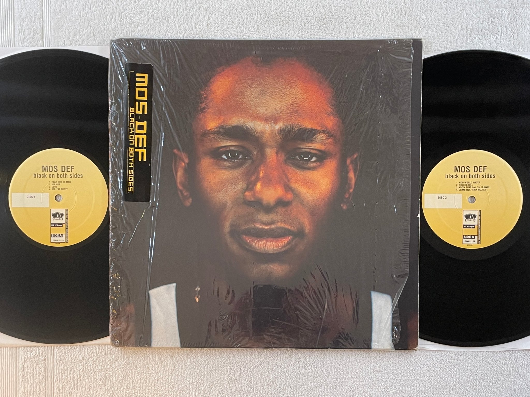 Omslagsbild för skivan MOS DEF black on both sides LP -99 US RAWKUS RWK-1159