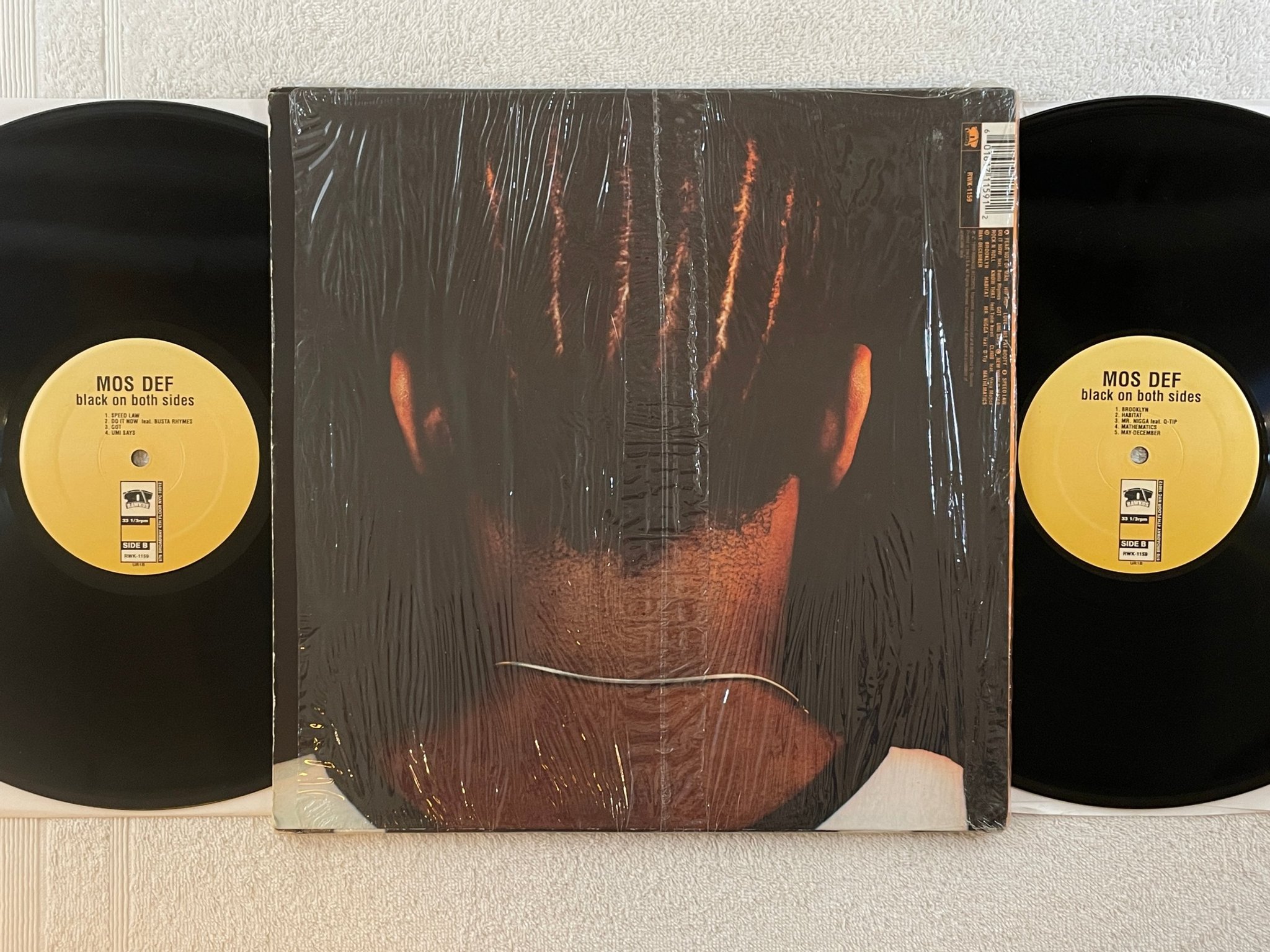 Omslagsbild för skivan MOS DEF black on both sides LP -99 US RAWKUS RWK-1159