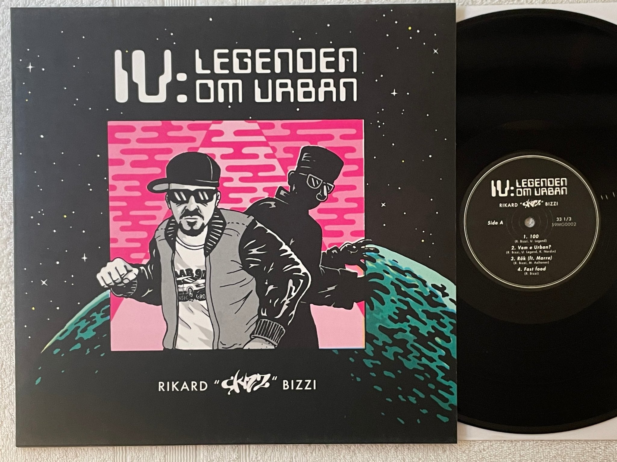 Omslagsbild för skivan RIKARD "SKIZZ" BIZZI  IV: Legenden Om Urban LP -15 SAAB 900 MUSIC GROUP S9MG002