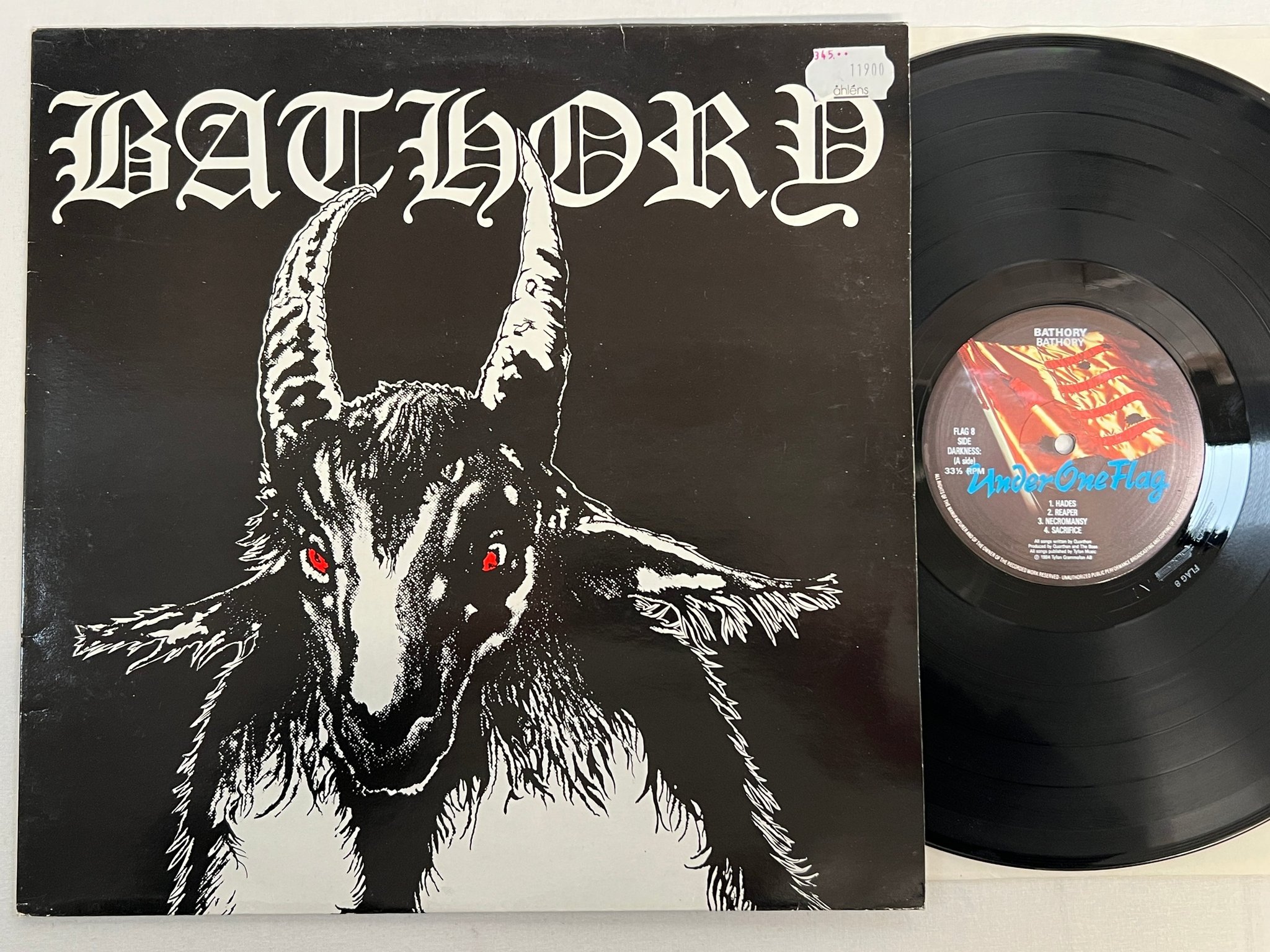 Omslagsbild för skivan BATHORY s/t  LP -84 UNDER ONE FLAG flag-8 ** black metal **