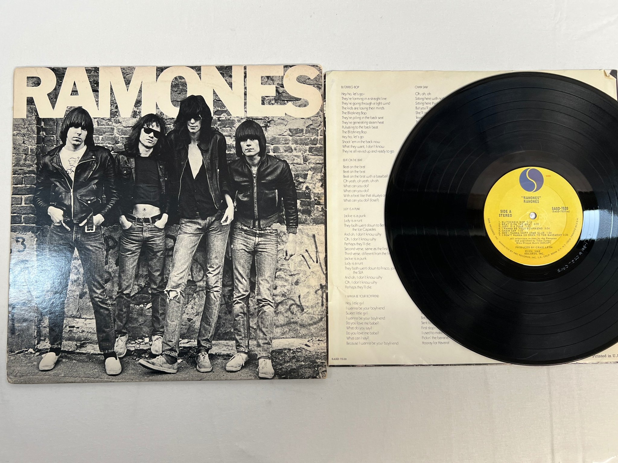 Omslagsbild för skivan RAMONES s/t LP -76 US SIRE SASD-7520  ** very rare original **