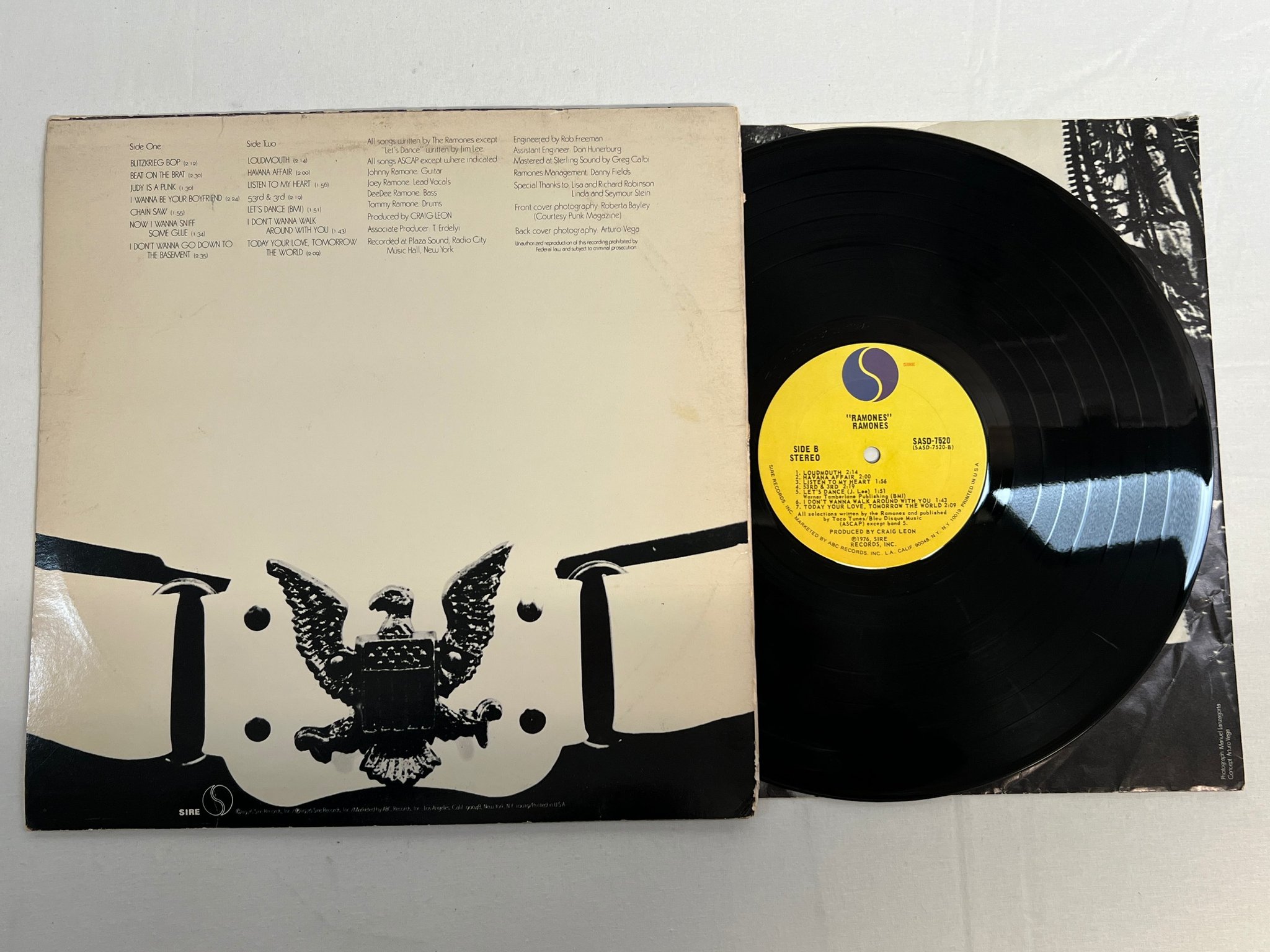 Omslagsbild för skivan RAMONES s/t LP -76 US SIRE SASD-7520  ** very rare original **