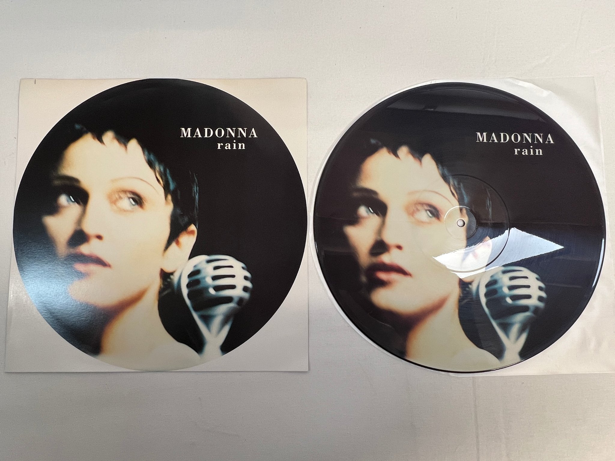 Omslagsbild för skivan MADONNA rain PICTURE DISC -93 SIRE WO190TP