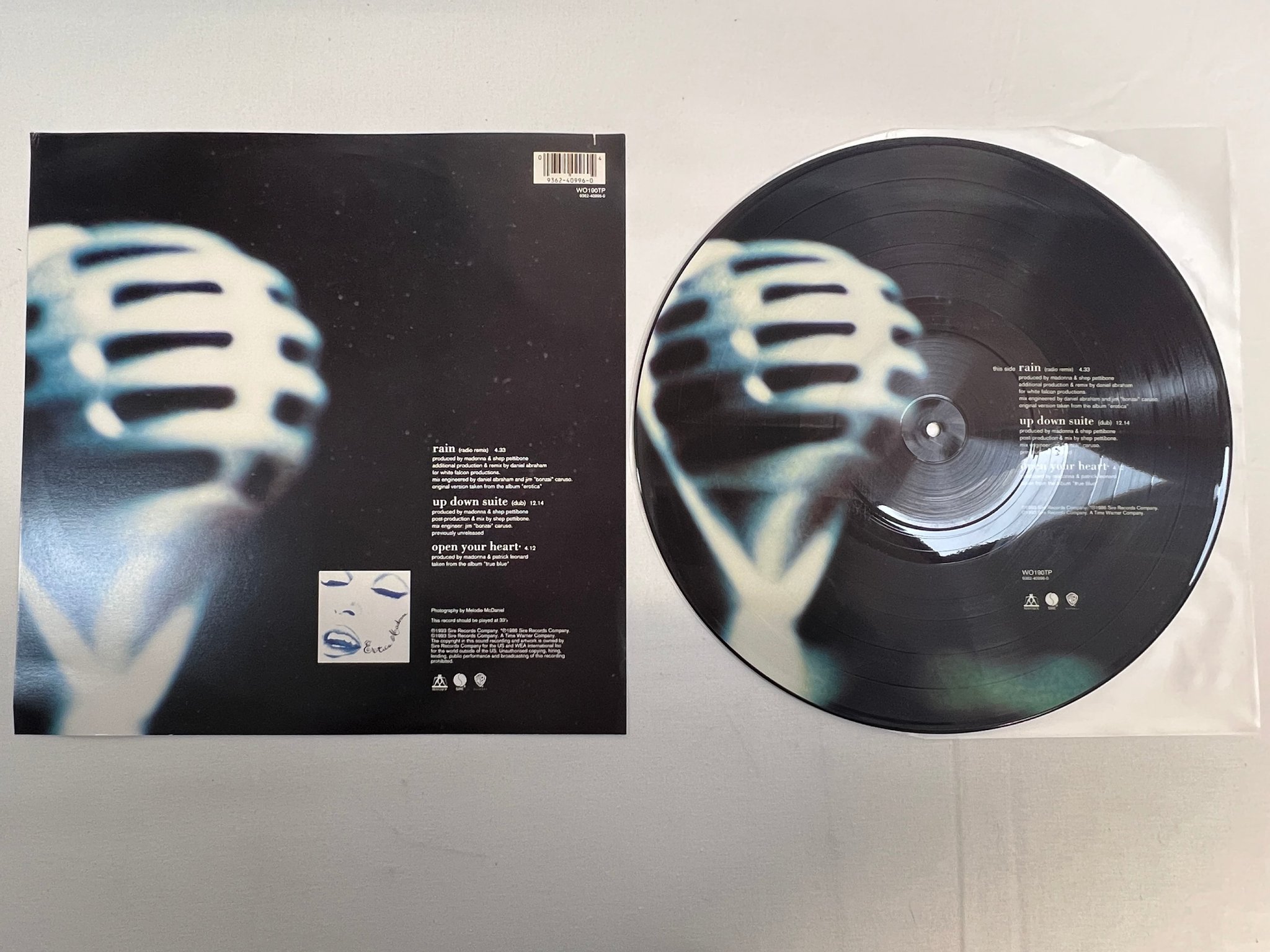 Omslagsbild för skivan MADONNA rain PICTURE DISC -93 SIRE WO190TP