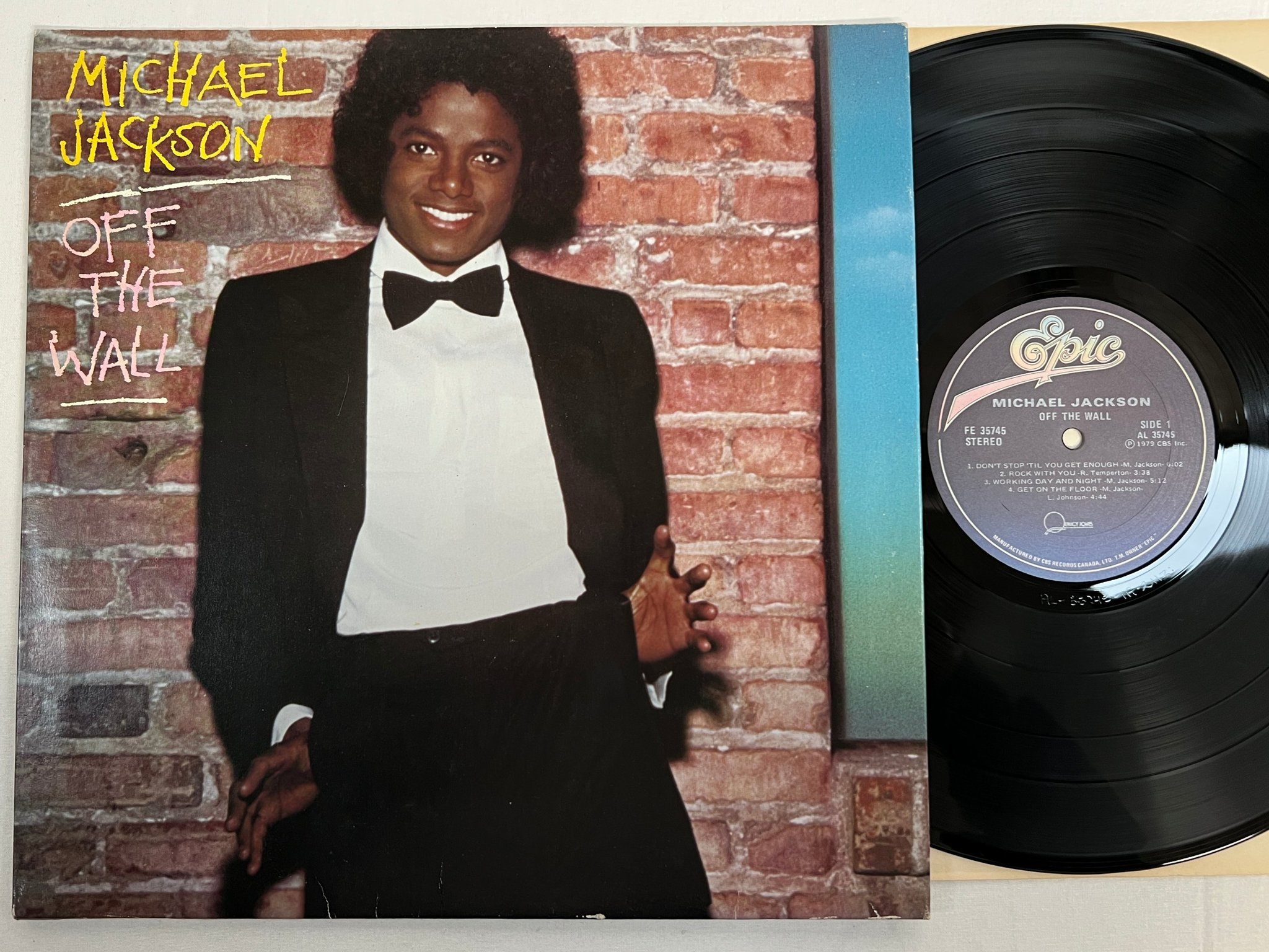 Omslagsbild för skivan MICHAEL JACKSON OFF THE WALL LP -79 Can EPIC FE 35745 ** CLASSIC **
