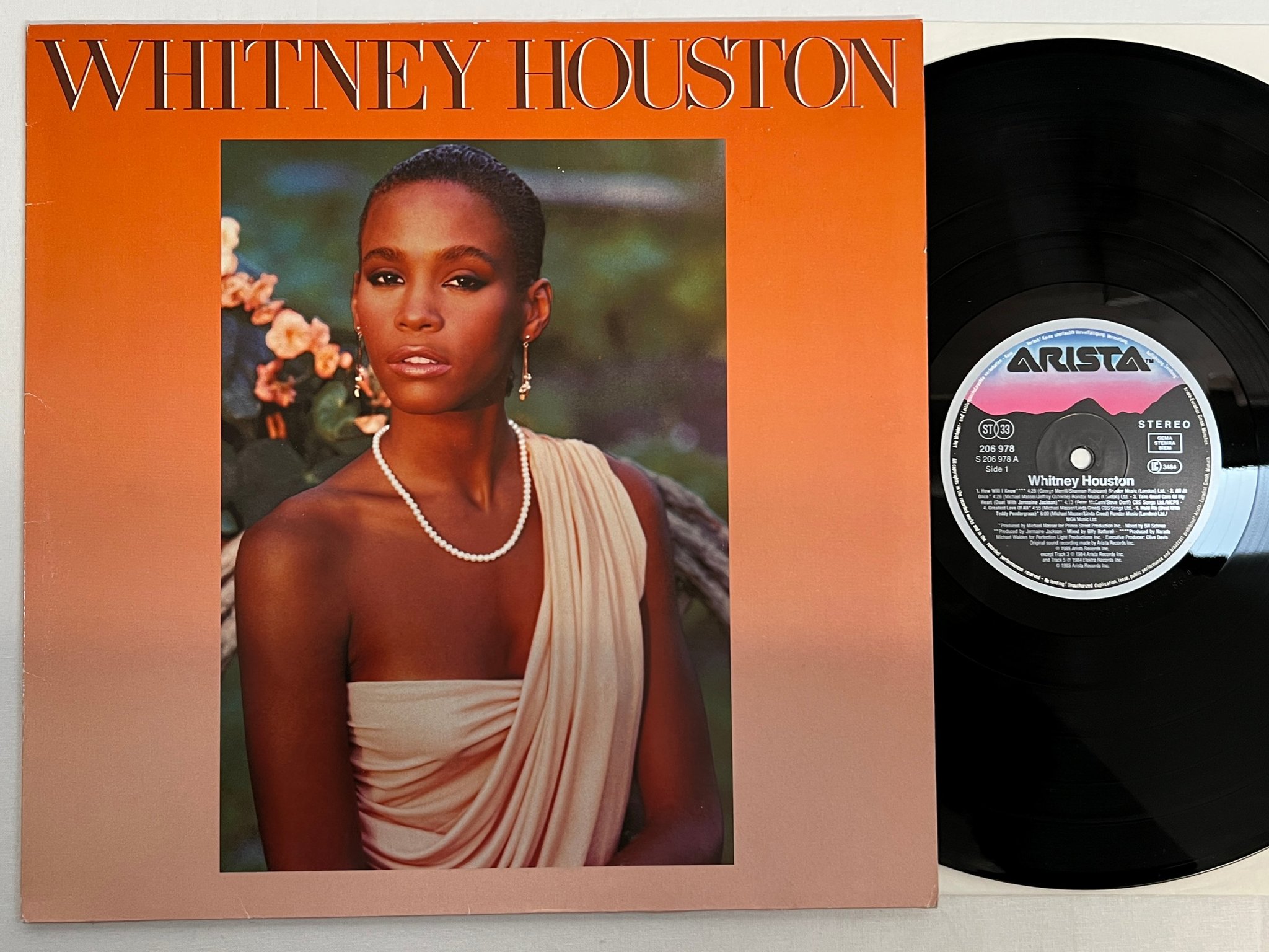 Omslagsbild för skivan WHITNEY HOUSTON s/t LP -85 Ger ARISTA 206 978