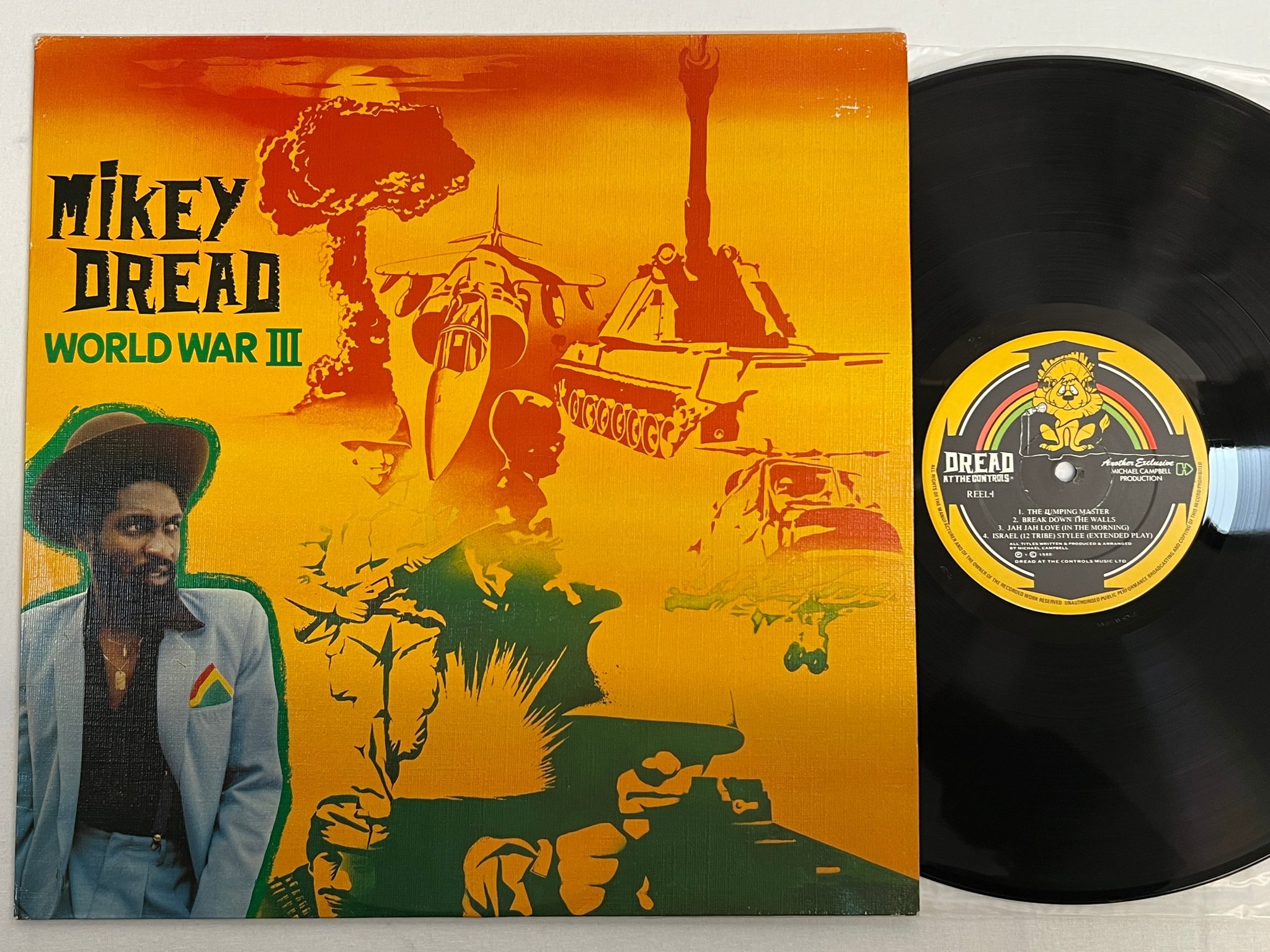 Omslagsbild för skivan MICKEY DREAD World War III LP -80 UK DREAD AT THE CONTROLS TNT1 textured