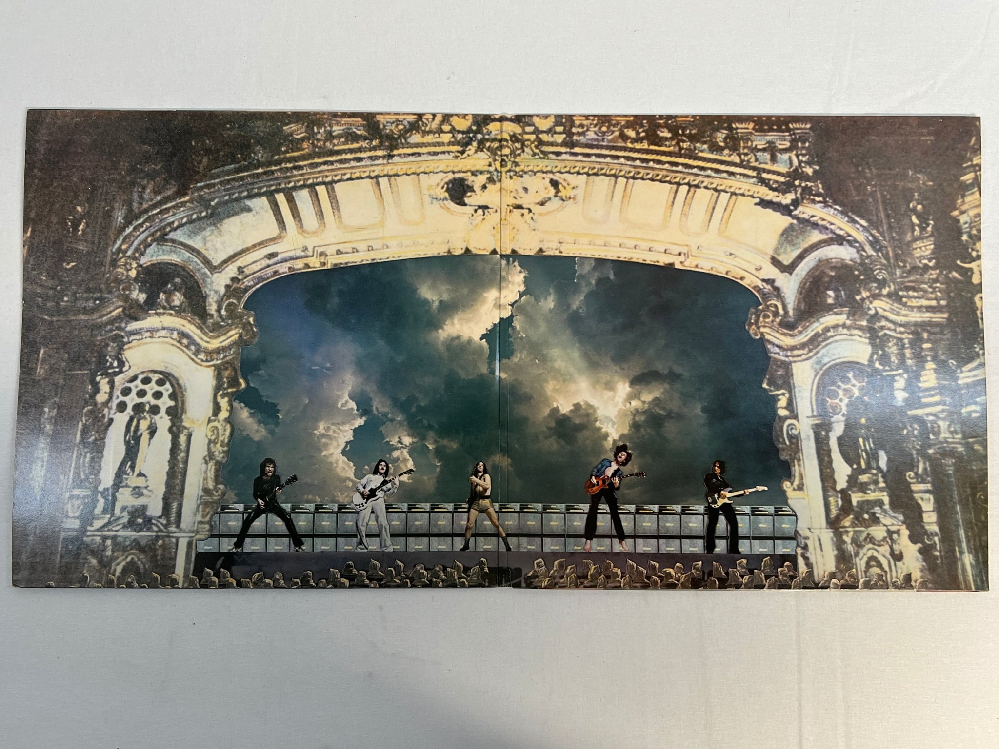 Omslagsbild för skivan BLUE ÖYSTER CULT On Your Feet Or On Your Knees 2xLP -75 UK CBS 88116