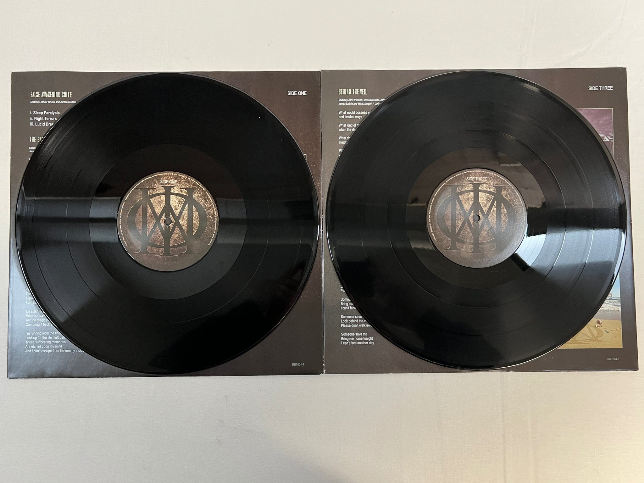 Omslagsbild för skivan DREAM THEATER s/t 2xLP 2013 EU ROADRUNNER RR7604-1 180gram