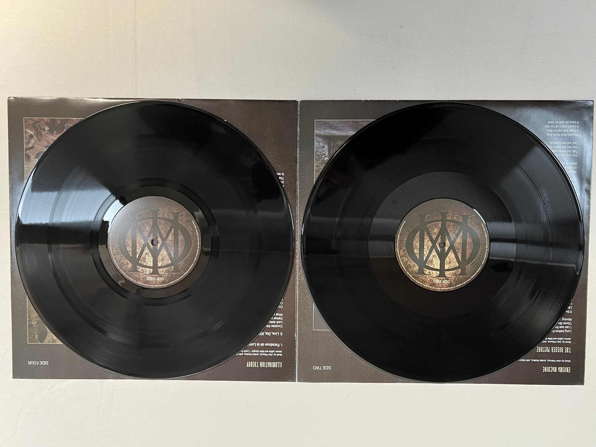 Omslagsbild för skivan DREAM THEATER s/t 2xLP 2013 EU ROADRUNNER RR7604-1 180gram