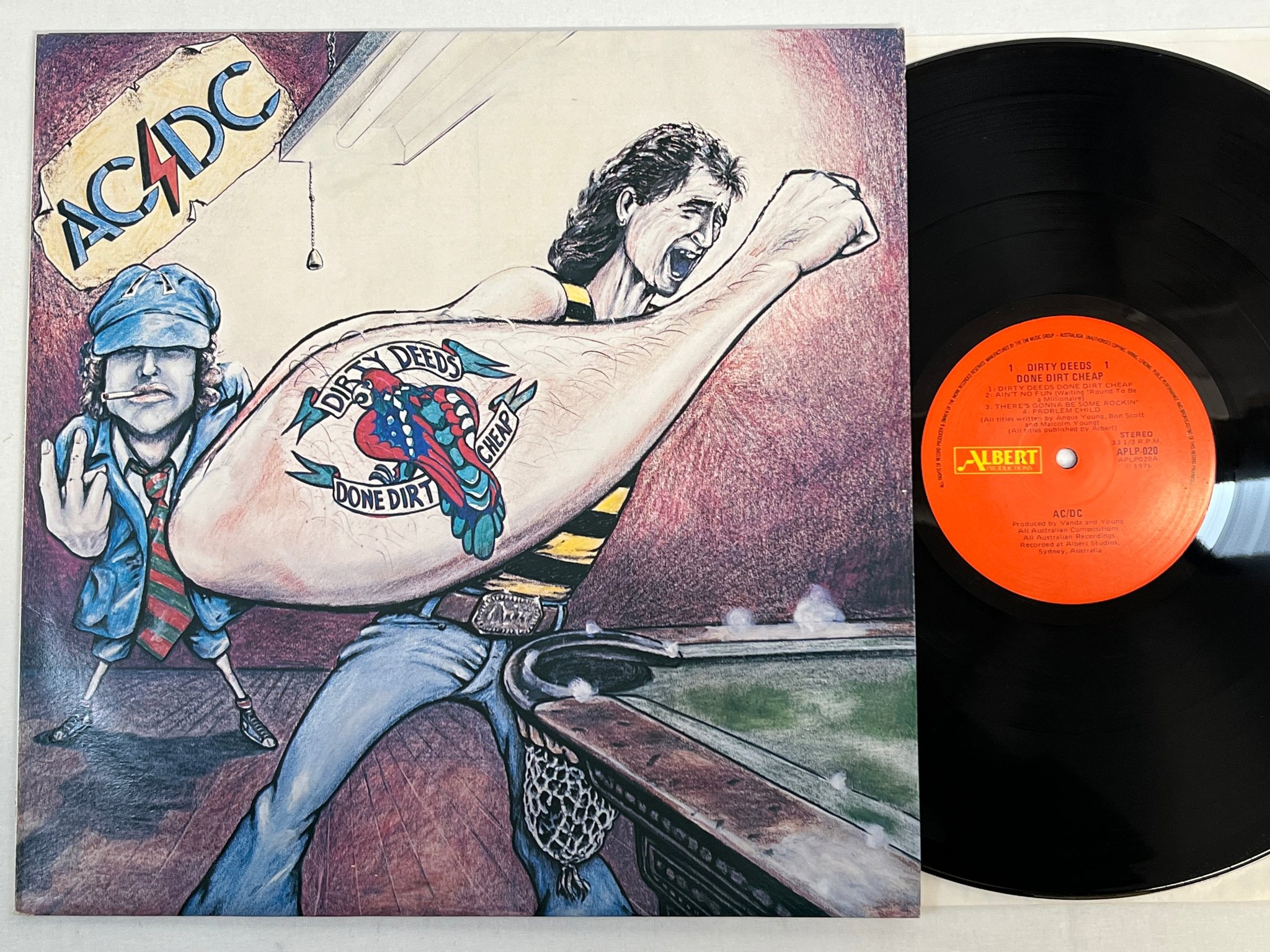 Omslagsbild för skivan AC/DC dirty deeds done dirt cheap LP  Australia ALBERT APLP 020