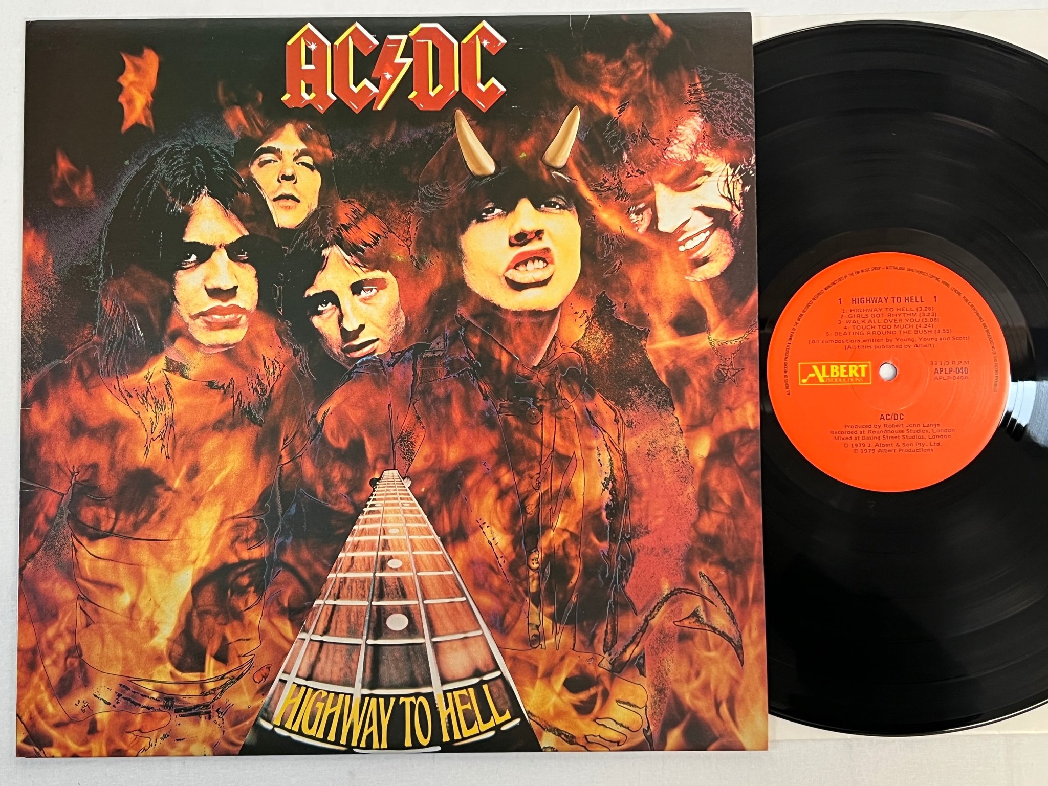 Omslagsbild för skivan AC/DC highway to hell LP Australia ALBERT APLP 040  ** NM **