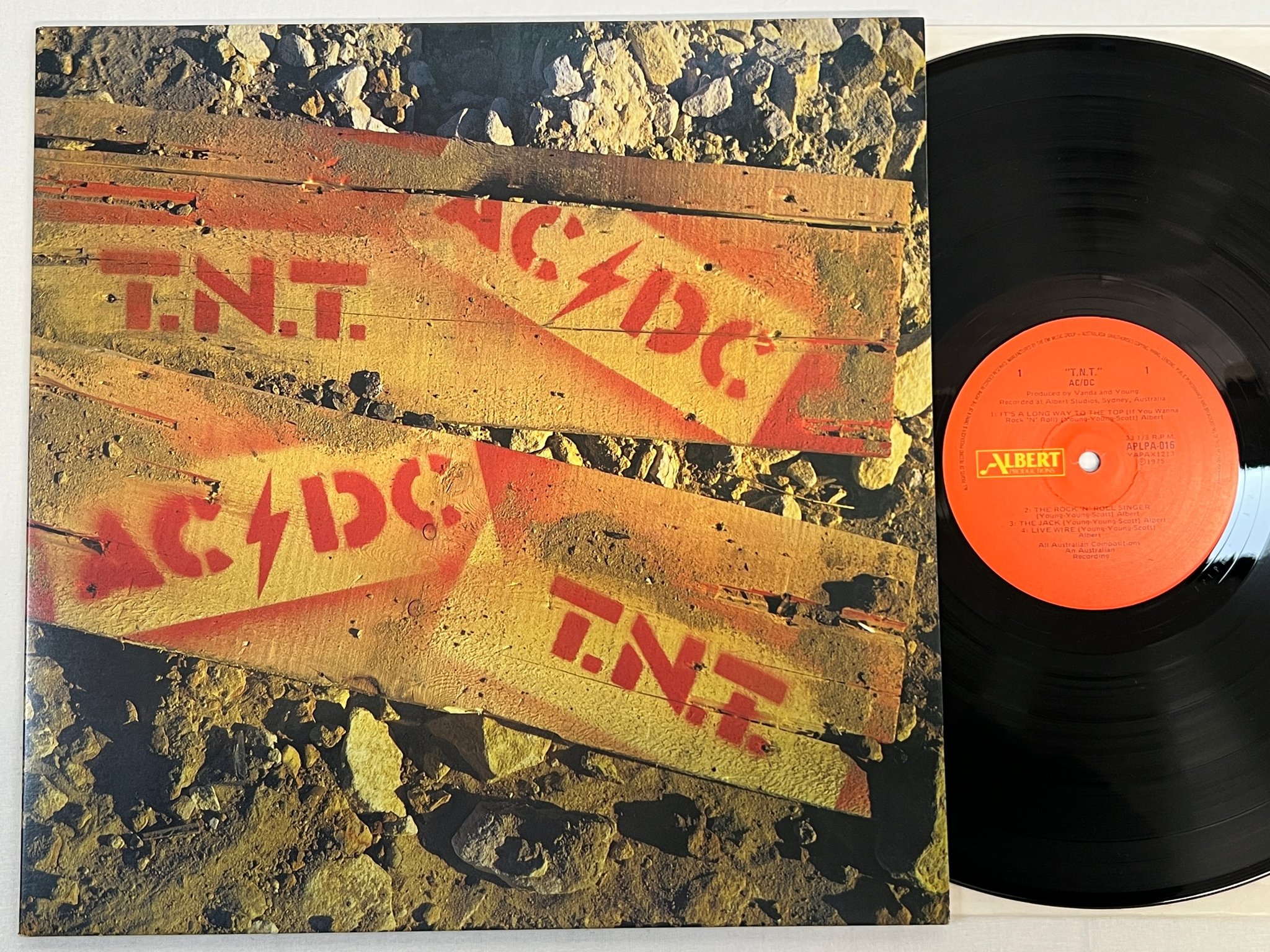 Omslagsbild för skivan AC/DC T.N.T. LP Australia ALBERT ALPHA 016 ** NM- **