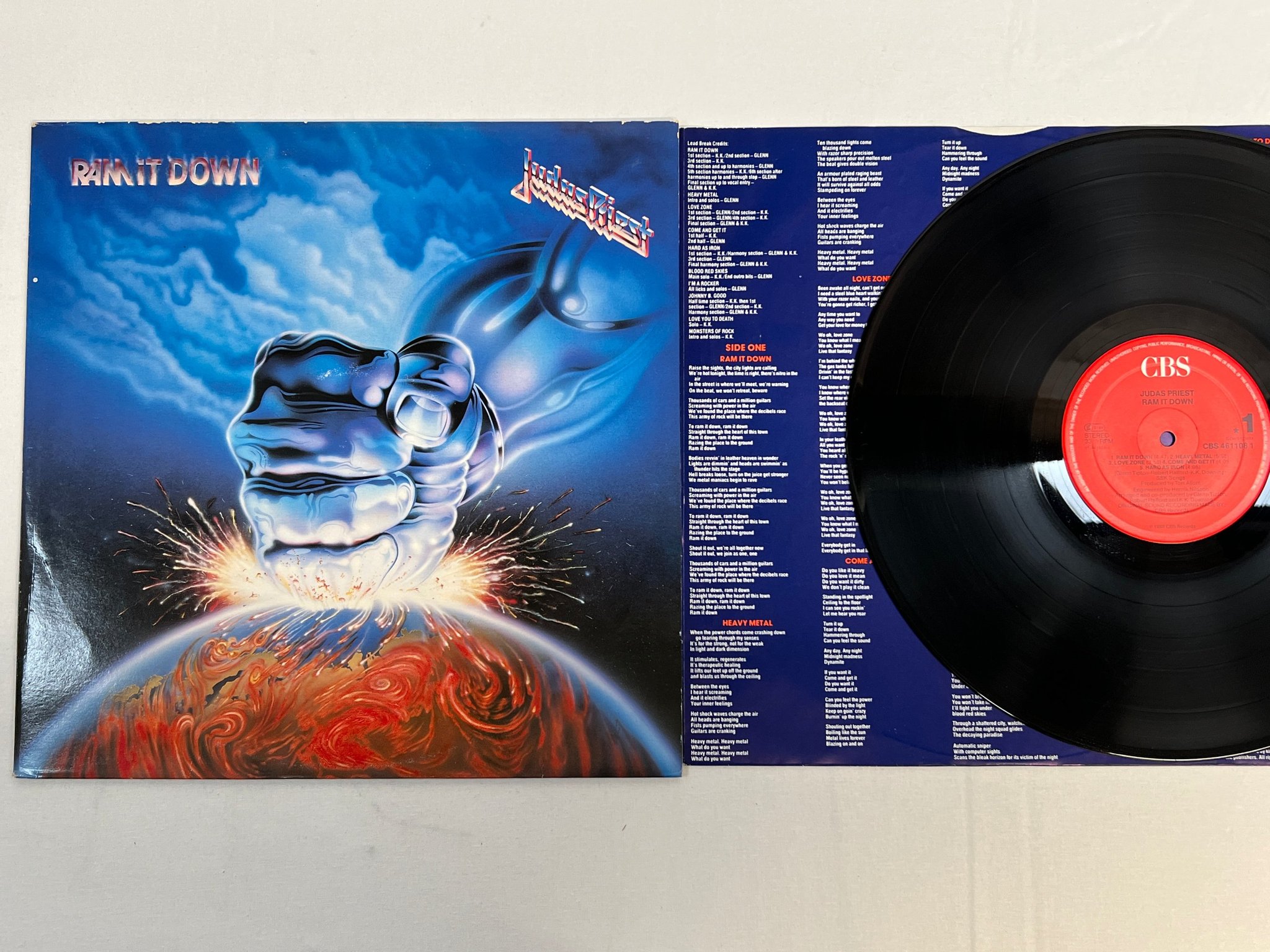Omslagsbild för skivan JUDAS PRIEST ram it down LP -88 Hol CBS 4611081