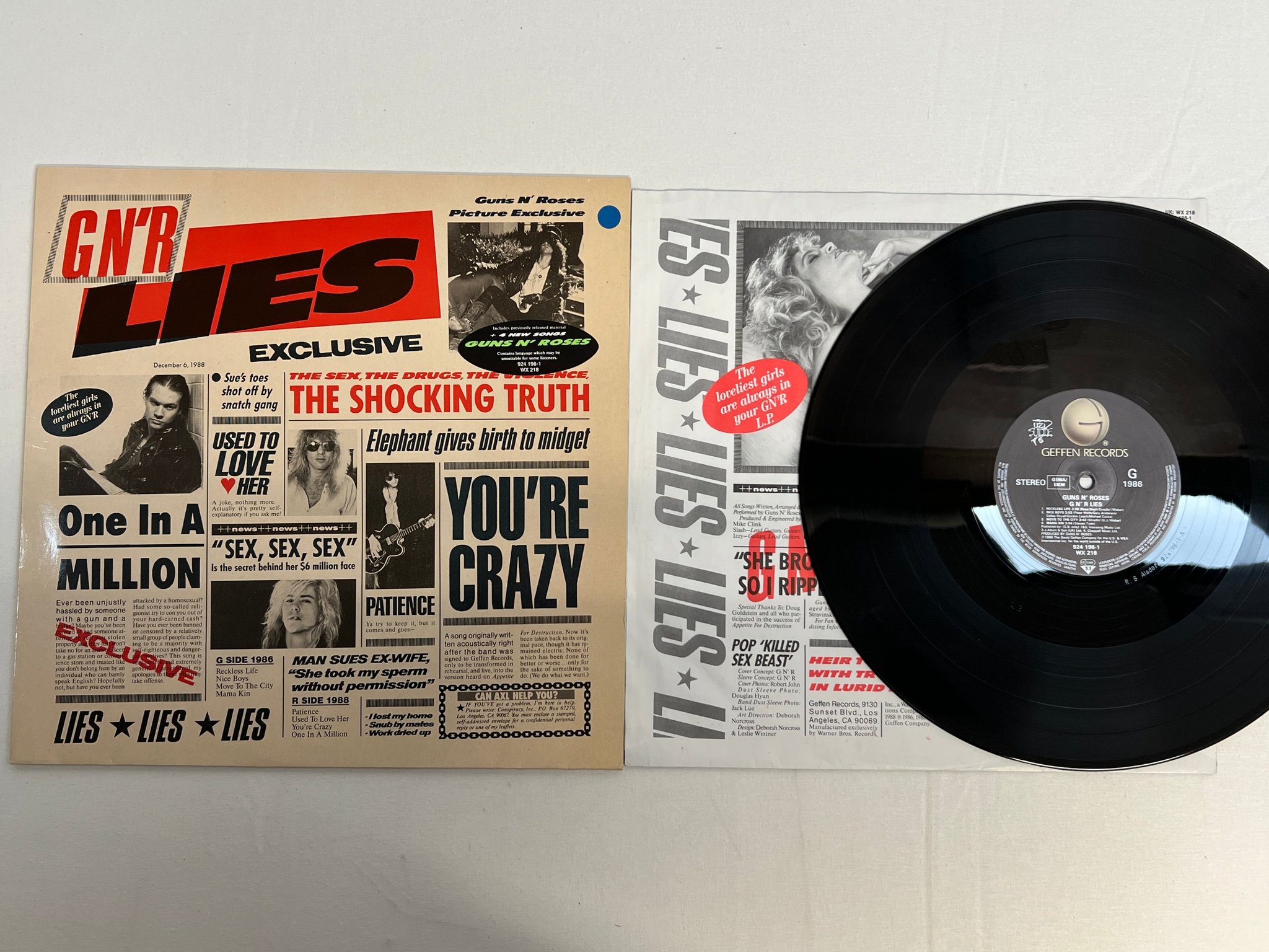 Omslagsbild för skivan GUNS N ' ROSES G N' R lies LP -88 Ger GEFFEN 924 198-1 w/ uncencored innersleeve