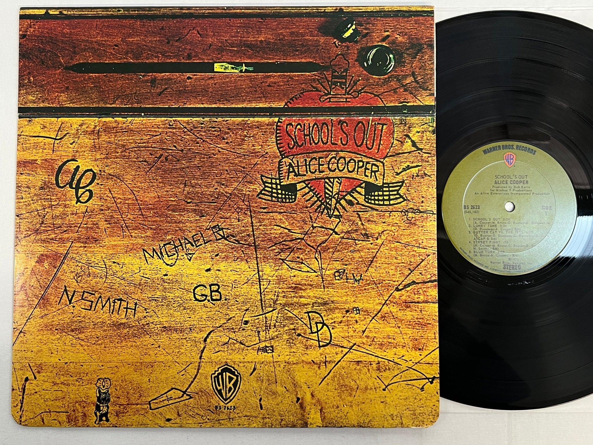 Omslagsbild för skivan ALICE COOPER school's out LP -72 US WARNER BROS BS 2623 w/ pink panties **rare *