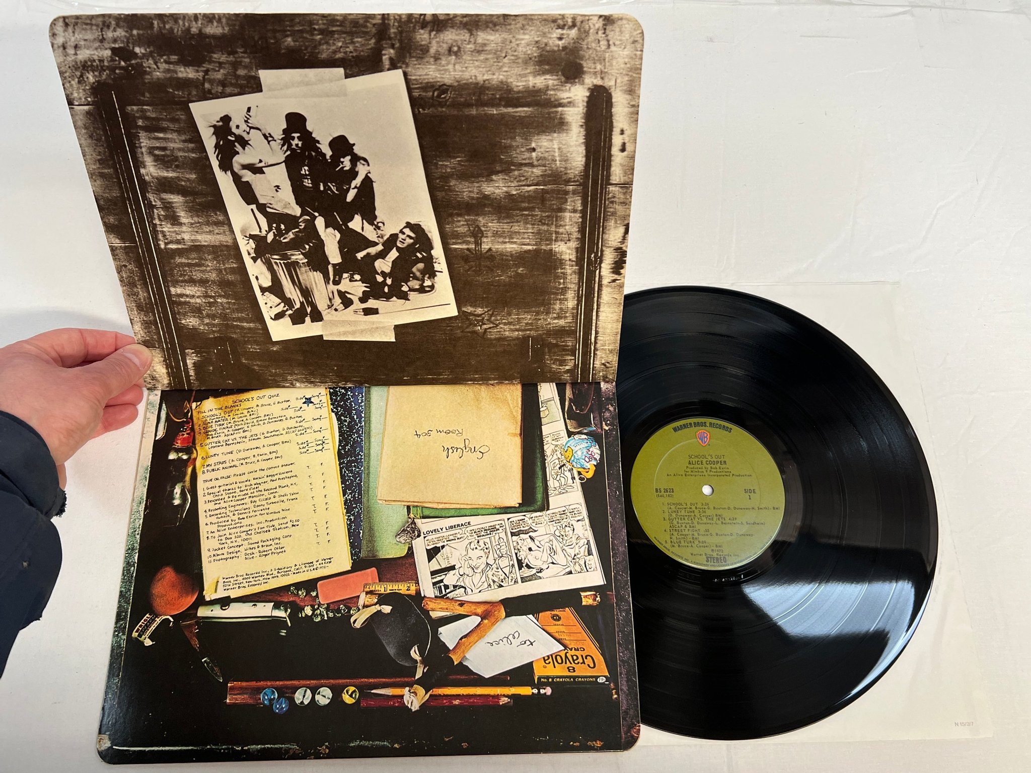 Omslagsbild för skivan ALICE COOPER school's out LP -72 US WARNER BROS BS 2623 w/ pink panties **rare *