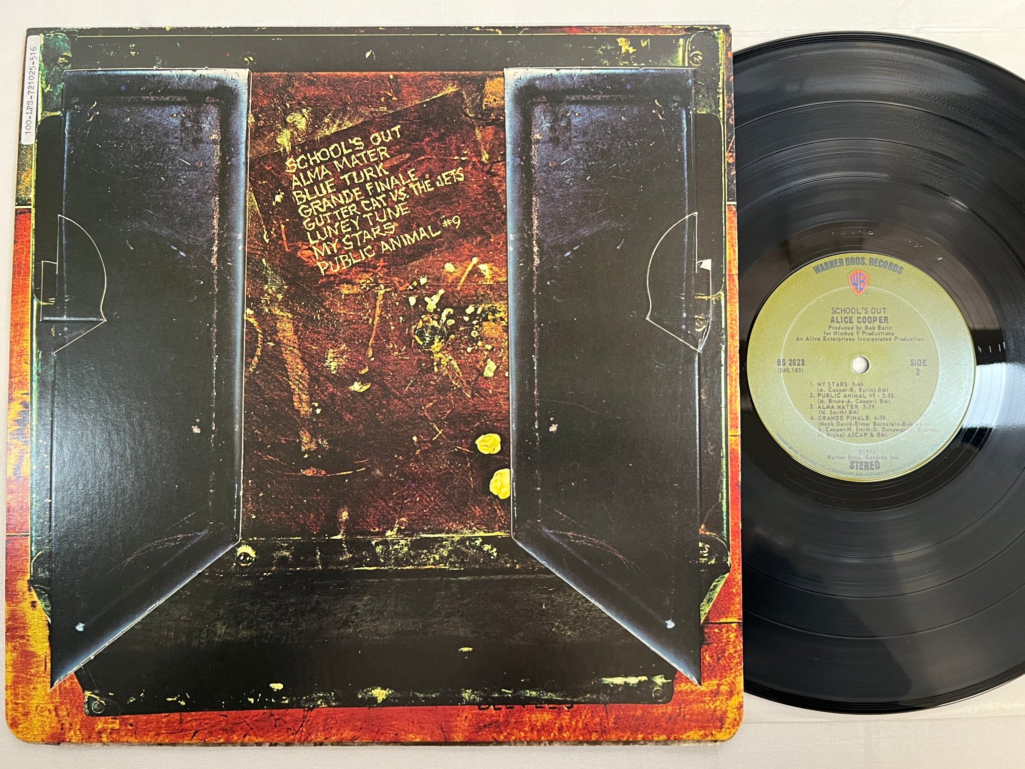 Omslagsbild för skivan ALICE COOPER school's out LP -72 US WARNER BROS BS 2623 w/ pink panties **rare *