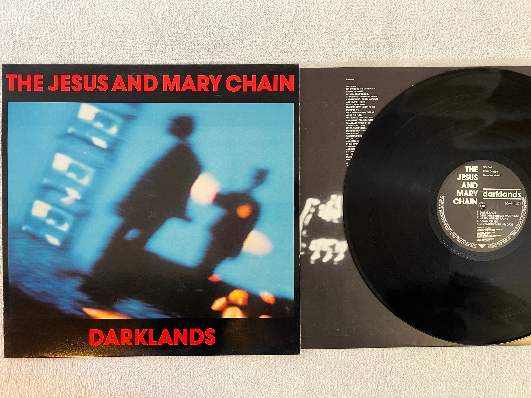 Omslagsbild för skivan THE JESUS AND MARY CHAIN darklands LP -87 Ger BLANCO Y NEGRO BYN11