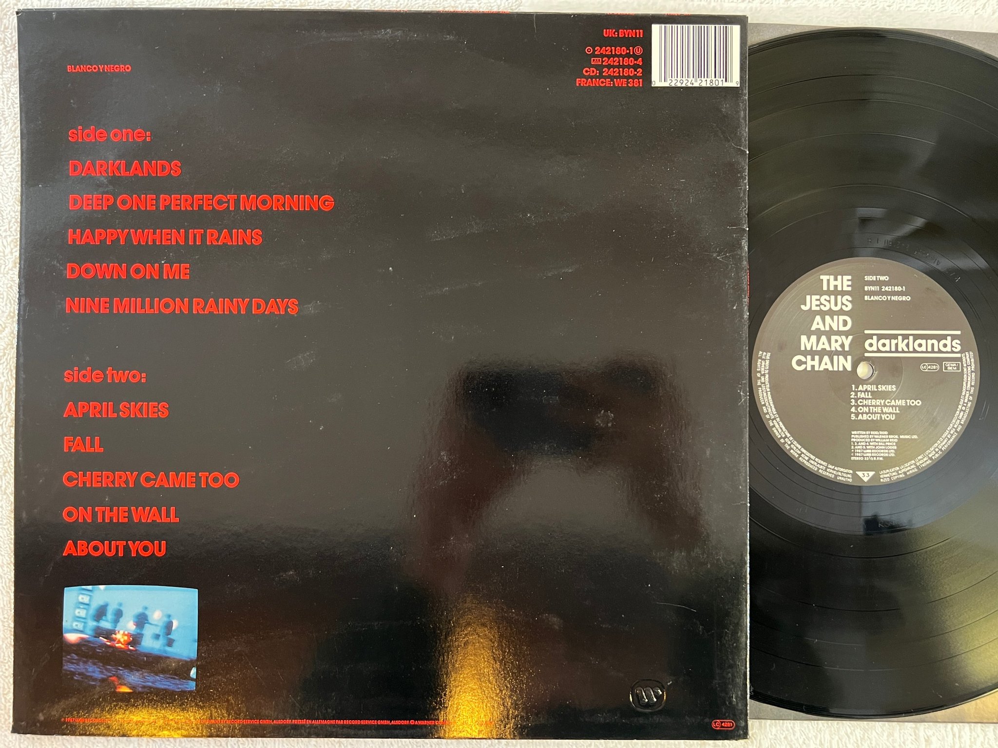 Omslagsbild för skivan THE JESUS AND MARY CHAIN darklands LP -87 Ger BLANCO Y NEGRO BYN11