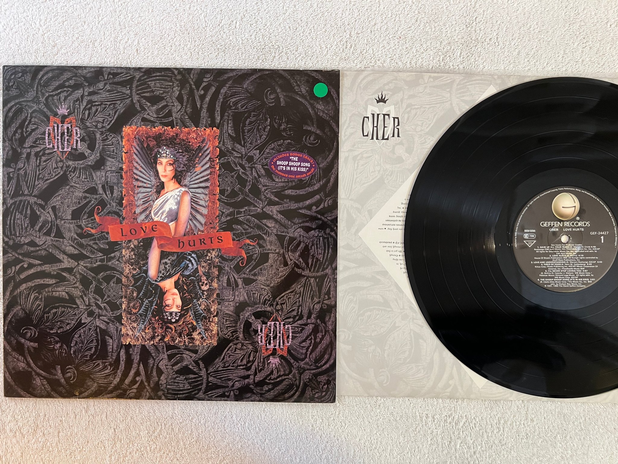 Omslagsbild för skivan CHER love hurts LP -91 Ger GEFFEN GEF 24427