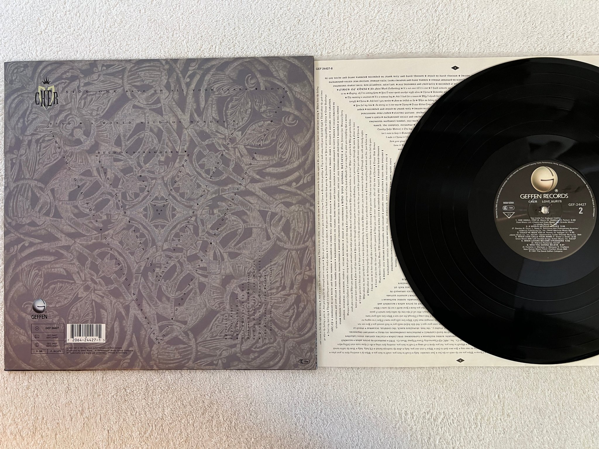 Omslagsbild för skivan CHER love hurts LP -91 Ger GEFFEN GEF 24427