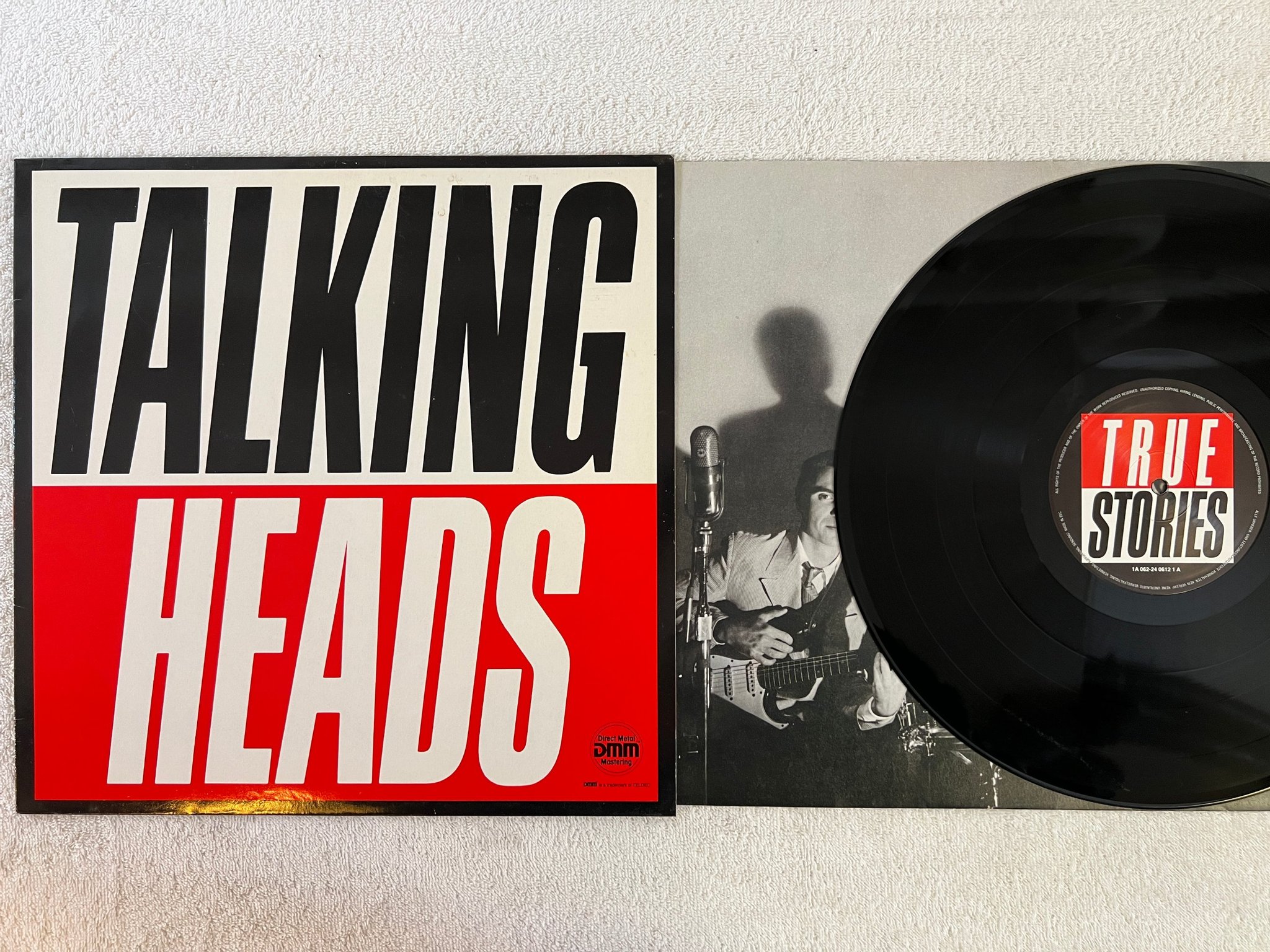 Omslagsbild för skivan TALKING HEADS true stories LP -86 EMI 1A 062-2406121