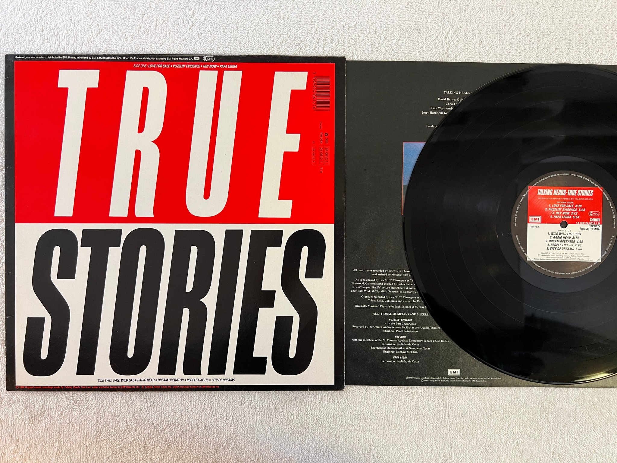 Omslagsbild för skivan TALKING HEADS true stories LP -86 EMI 1A 062-2406121