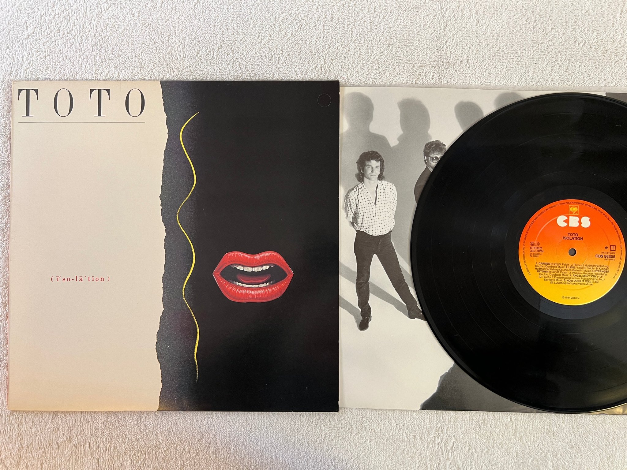 Omslagsbild för skivan TOTO isolation LP -84 Hol CBS 86305