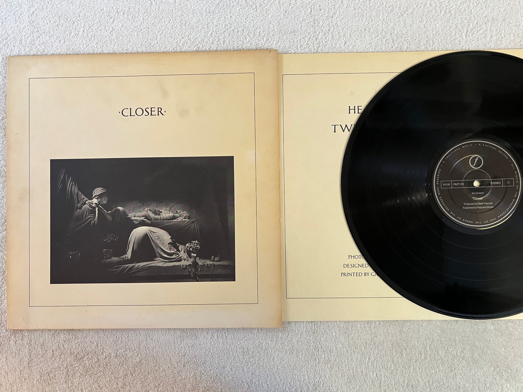Omslagsbild för skivan JOY DIVISION closer LP -80 UK FACTORY FACT. 25 "straight corners" Translucent *R