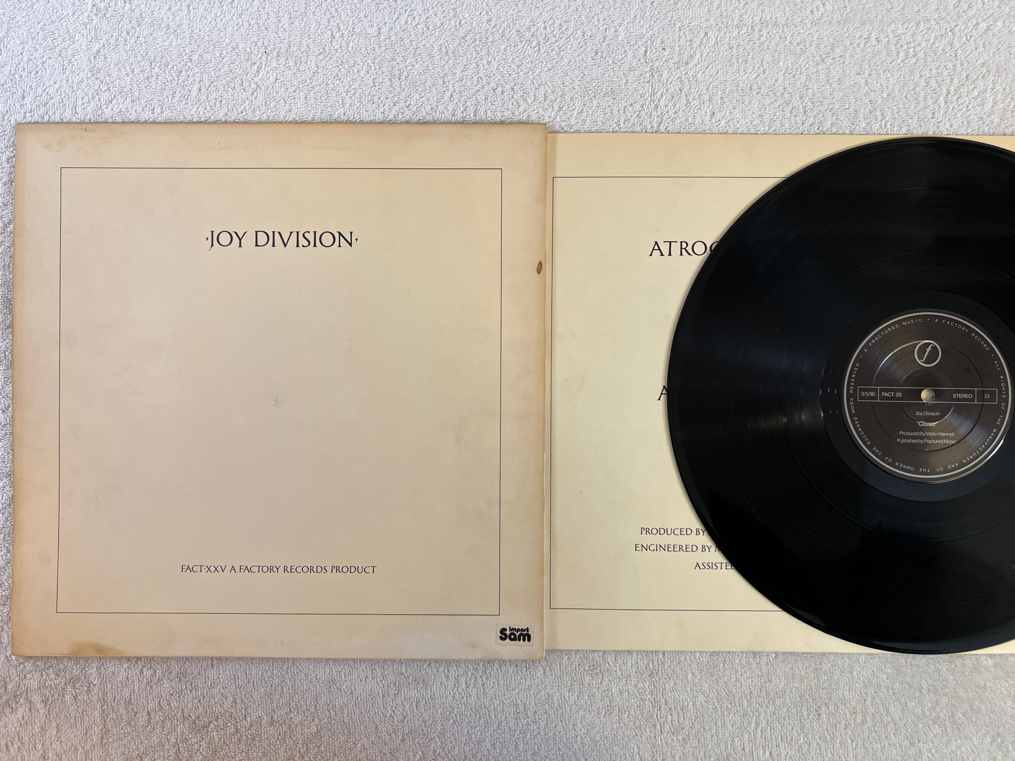 Omslagsbild för skivan JOY DIVISION closer LP -80 UK FACTORY FACT. 25 "straight corners" Translucent *R