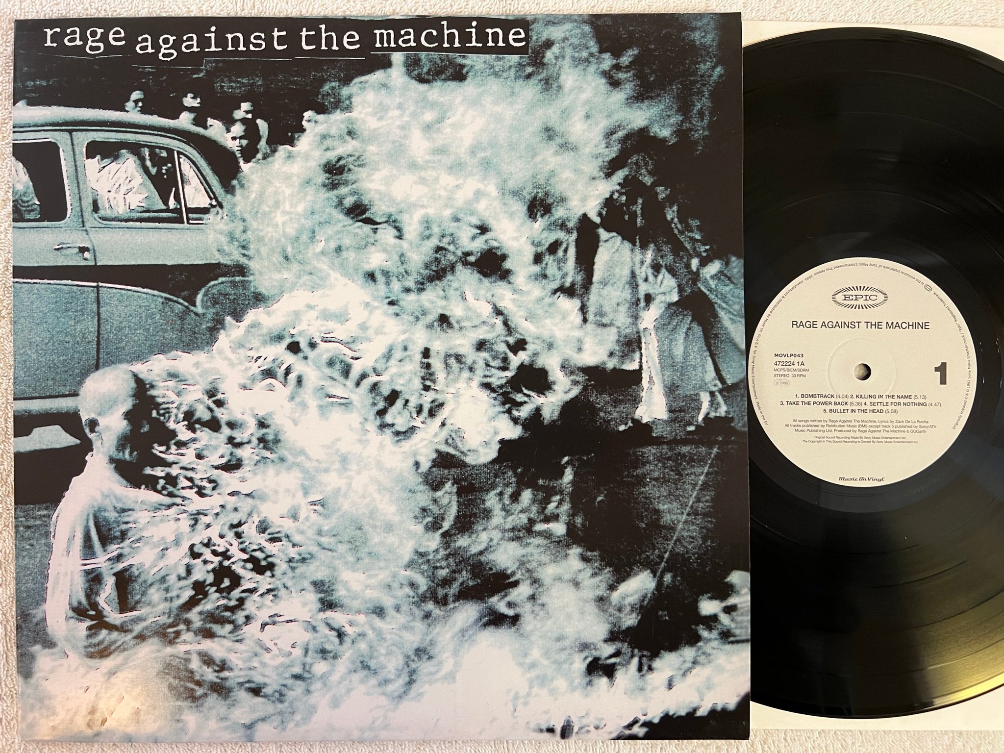 Omslagsbild för skivan RAGE AGAINST THE MACHINE s/t LP re 2009 music on vinyl MOVLP043