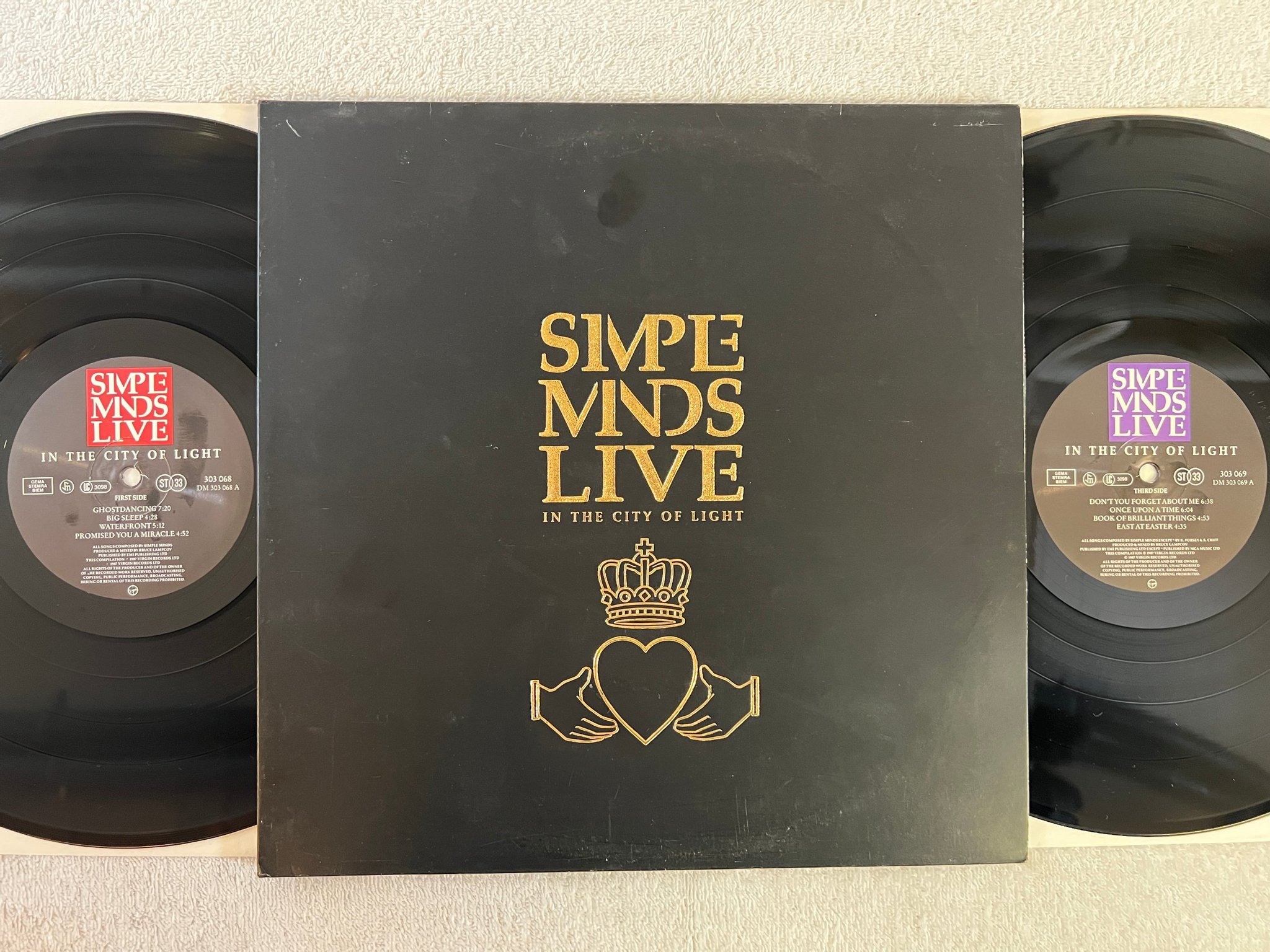 Omslagsbild för skivan SIMPLE MINDS in the city of light 2xLP -87 VIRGIN 303 069
